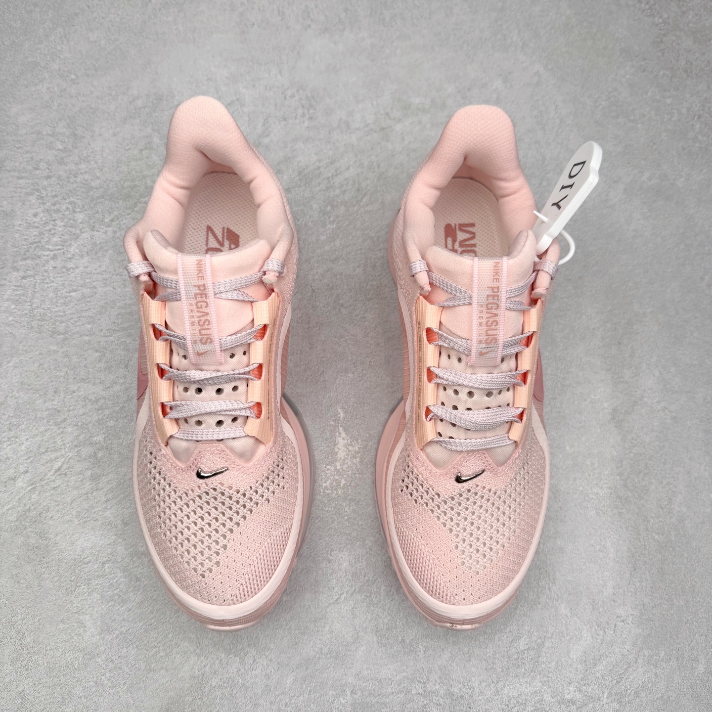 图片[2]-＃纯原 NK Pegasus Premium 飞马全掌气垫跑步运动鞋 HQ2593-601 气垫的究极进化 NIKE 2025S 新王炸 • 在特有Air科技加持下，耐克带来全新Pegasus Premium。这款跑鞋在传承耐克飞马（Pegasus）系列标志性的缓震功能的同时，将首次搭载耐克的塑型可视化Air Zoom气垫单元。• 塑型Air Zoom气垫单元贴合脚部的自然轮廓，帮助跑者在从后跟到脚趾的过渡中能够有效传递力量，带来一种前所未有的轻盈、顺畅回馈体验。中底采用ZoomX泡绵，后跟则使用ReactX泡绵，为跑者提供稳定流畅的推进感。• 塑型可视化Air Zoom气垫单元和精心配置的泡绵组合，让Pegasus Premium成为耐克飞马系列中颇具能量回馈的鞋款。• 全新Pegasus Premium不仅展示了耐克势头强劲的创新周期，证明了其特有的Air科技的强大实力，更体现了耐克倾听和服务运动员的能力。尺码：36 36.5 37.5 38 38.5 39 40 40.5 41 42 42.5 43 44 44.5 45-选品中心