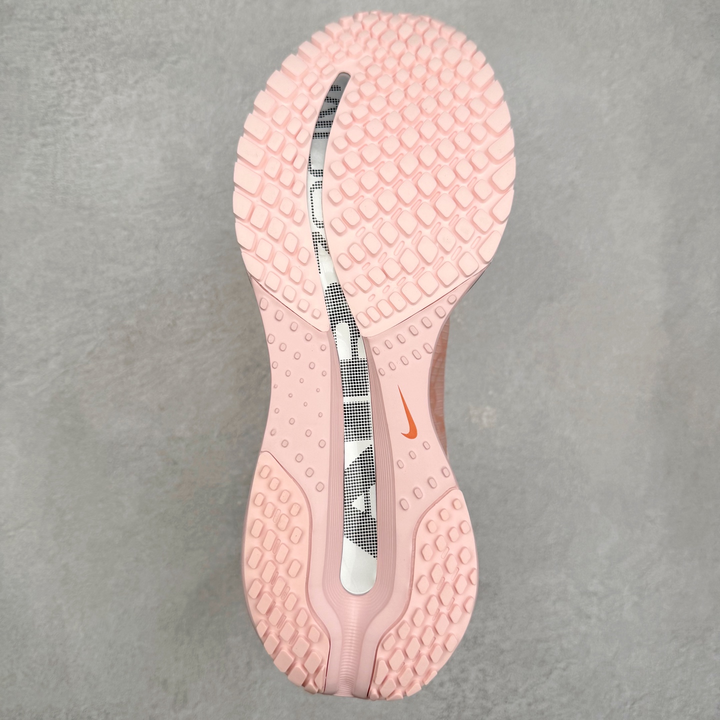 图片[9]-＃纯原 NK Pegasus Premium 飞马全掌气垫跑步运动鞋 HQ2593-601 气垫的究极进化 NIKE 2025S 新王炸 • 在特有Air科技加持下，耐克带来全新Pegasus Premium。这款跑鞋在传承耐克飞马（Pegasus）系列标志性的缓震功能的同时，将首次搭载耐克的塑型可视化Air Zoom气垫单元。• 塑型Air Zoom气垫单元贴合脚部的自然轮廓，帮助跑者在从后跟到脚趾的过渡中能够有效传递力量，带来一种前所未有的轻盈、顺畅回馈体验。中底采用ZoomX泡绵，后跟则使用ReactX泡绵，为跑者提供稳定流畅的推进感。• 塑型可视化Air Zoom气垫单元和精心配置的泡绵组合，让Pegasus Premium成为耐克飞马系列中颇具能量回馈的鞋款。• 全新Pegasus Premium不仅展示了耐克势头强劲的创新周期，证明了其特有的Air科技的强大实力，更体现了耐克倾听和服务运动员的能力。尺码：36 36.5 37.5 38 38.5 39 40 40.5 41 42 42.5 43 44 44.5 45-选品中心