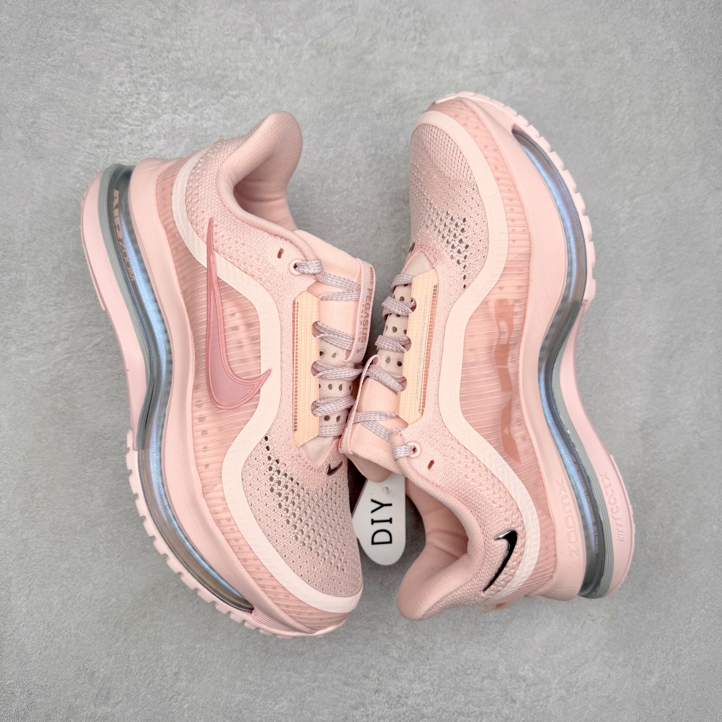 图片[3]-＃纯原 NK Pegasus Premium 飞马全掌气垫跑步运动鞋 HQ2593-601 气垫的究极进化 NIKE 2025S 新王炸 • 在特有Air科技加持下，耐克带来全新Pegasus Premium。这款跑鞋在传承耐克飞马（Pegasus）系列标志性的缓震功能的同时，将首次搭载耐克的塑型可视化Air Zoom气垫单元。• 塑型Air Zoom气垫单元贴合脚部的自然轮廓，帮助跑者在从后跟到脚趾的过渡中能够有效传递力量，带来一种前所未有的轻盈、顺畅回馈体验。中底采用ZoomX泡绵，后跟则使用ReactX泡绵，为跑者提供稳定流畅的推进感。• 塑型可视化Air Zoom气垫单元和精心配置的泡绵组合，让Pegasus Premium成为耐克飞马系列中颇具能量回馈的鞋款。• 全新Pegasus Premium不仅展示了耐克势头强劲的创新周期，证明了其特有的Air科技的强大实力，更体现了耐克倾听和服务运动员的能力。尺码：36 36.5 37.5 38 38.5 39 40 40.5 41 42 42.5 43 44 44.5 45-选品中心