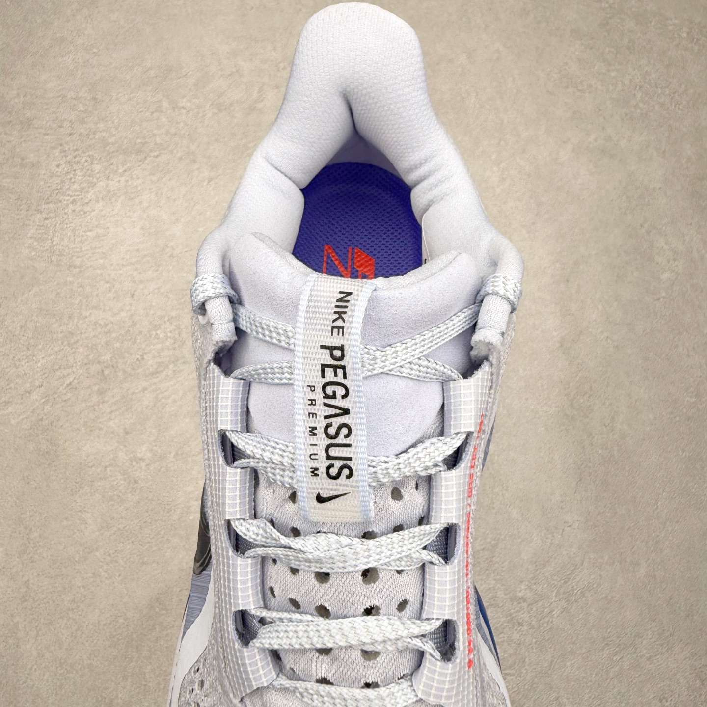 图片[5]-＃纯原 NK Pegasus Premium 飞马全掌气垫跑步运动鞋 HQ2592-004 气垫的究极进化 NIKE 2025S 新王炸 • 在特有Air科技加持下，耐克带来全新Pegasus Premium。这款跑鞋在传承耐克飞马（Pegasus）系列标志性的缓震功能的同时，将首次搭载耐克的塑型可视化Air Zoom气垫单元。• 塑型Air Zoom气垫单元贴合脚部的自然轮廓，帮助跑者在从后跟到脚趾的过渡中能够有效传递力量，带来一种前所未有的轻盈、顺畅回馈体验。中底采用ZoomX泡绵，后跟则使用ReactX泡绵，为跑者提供稳定流畅的推进感。• 塑型可视化Air Zoom气垫单元和精心配置的泡绵组合，让Pegasus Premium成为耐克飞马系列中颇具能量回馈的鞋款。• 全新Pegasus Premium不仅展示了耐克势头强劲的创新周期，证明了其特有的Air科技的强大实力，更体现了耐克倾听和服务运动员的能力。尺码：36 36.5 37.5 38 38.5 39 40 40.5 41 42 42.5 43 44 44.5 45-选品中心