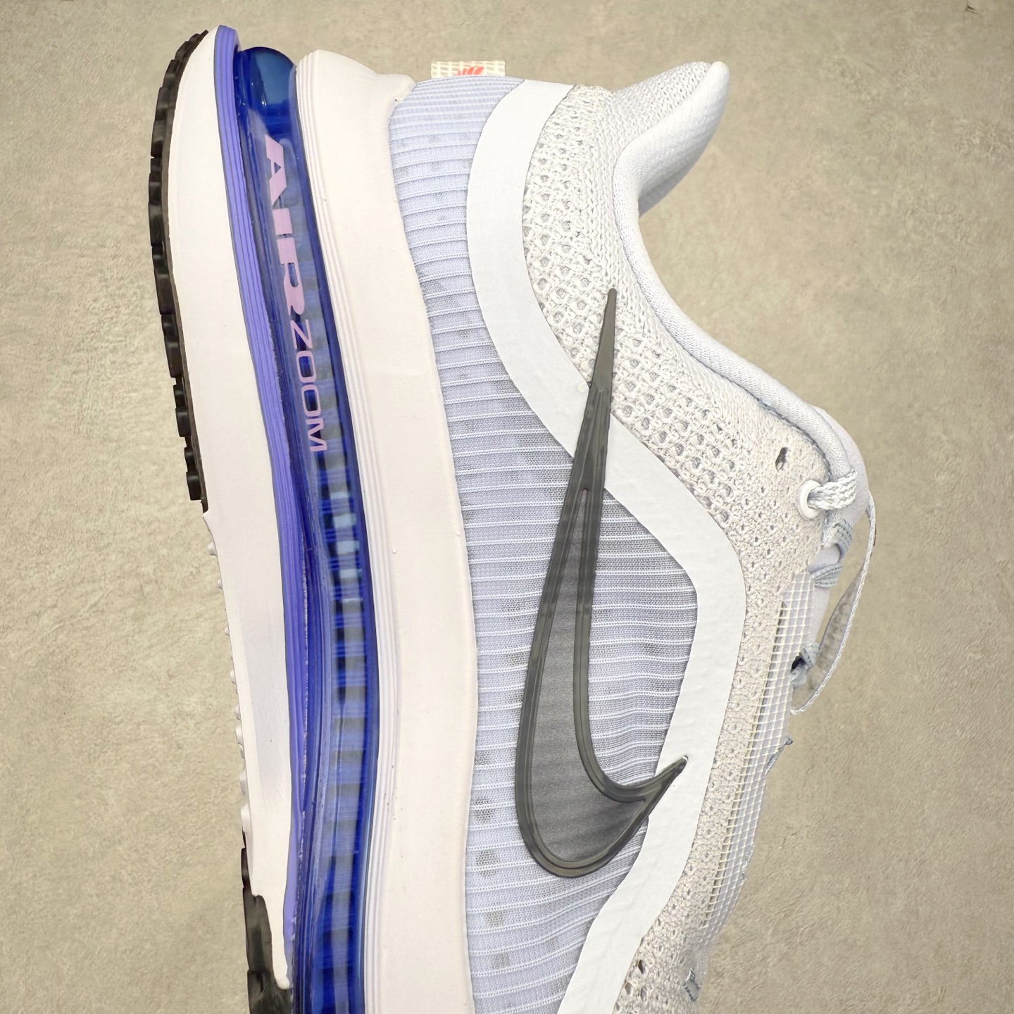 图片[6]-＃纯原 NK Pegasus Premium 飞马全掌气垫跑步运动鞋 HQ2592-004 气垫的究极进化 NIKE 2025S 新王炸 • 在特有Air科技加持下，耐克带来全新Pegasus Premium。这款跑鞋在传承耐克飞马（Pegasus）系列标志性的缓震功能的同时，将首次搭载耐克的塑型可视化Air Zoom气垫单元。• 塑型Air Zoom气垫单元贴合脚部的自然轮廓，帮助跑者在从后跟到脚趾的过渡中能够有效传递力量，带来一种前所未有的轻盈、顺畅回馈体验。中底采用ZoomX泡绵，后跟则使用ReactX泡绵，为跑者提供稳定流畅的推进感。• 塑型可视化Air Zoom气垫单元和精心配置的泡绵组合，让Pegasus Premium成为耐克飞马系列中颇具能量回馈的鞋款。• 全新Pegasus Premium不仅展示了耐克势头强劲的创新周期，证明了其特有的Air科技的强大实力，更体现了耐克倾听和服务运动员的能力。尺码：36 36.5 37.5 38 38.5 39 40 40.5 41 42 42.5 43 44 44.5 45-选品中心