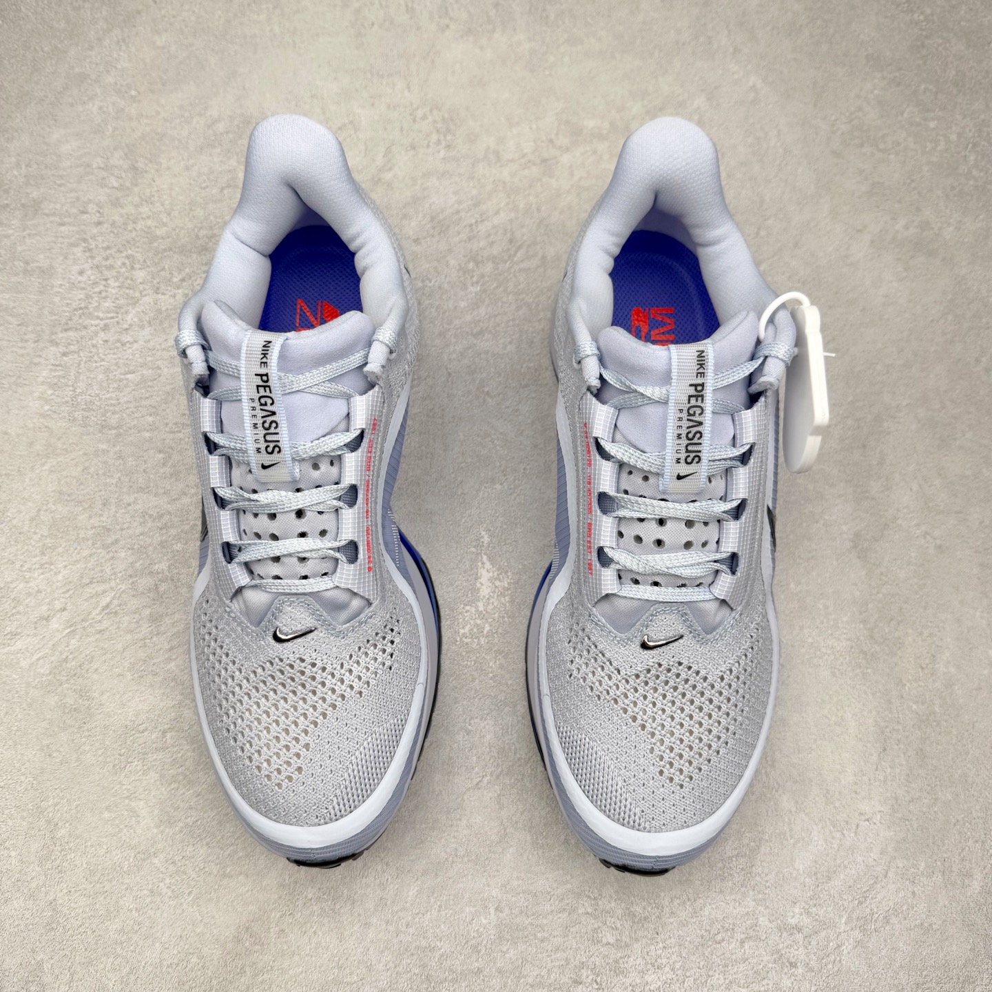 图片[2]-＃纯原 NK Pegasus Premium 飞马全掌气垫跑步运动鞋 HQ2592-004 气垫的究极进化 NIKE 2025S 新王炸 • 在特有Air科技加持下，耐克带来全新Pegasus Premium。这款跑鞋在传承耐克飞马（Pegasus）系列标志性的缓震功能的同时，将首次搭载耐克的塑型可视化Air Zoom气垫单元。• 塑型Air Zoom气垫单元贴合脚部的自然轮廓，帮助跑者在从后跟到脚趾的过渡中能够有效传递力量，带来一种前所未有的轻盈、顺畅回馈体验。中底采用ZoomX泡绵，后跟则使用ReactX泡绵，为跑者提供稳定流畅的推进感。• 塑型可视化Air Zoom气垫单元和精心配置的泡绵组合，让Pegasus Premium成为耐克飞马系列中颇具能量回馈的鞋款。• 全新Pegasus Premium不仅展示了耐克势头强劲的创新周期，证明了其特有的Air科技的强大实力，更体现了耐克倾听和服务运动员的能力。尺码：36 36.5 37.5 38 38.5 39 40 40.5 41 42 42.5 43 44 44.5 45-选品中心