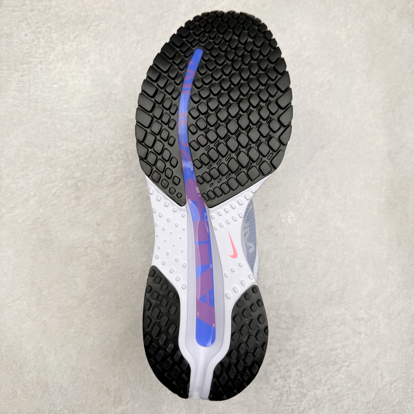 图片[9]-＃纯原 NK Pegasus Premium 飞马全掌气垫跑步运动鞋 HQ2592-004 气垫的究极进化 NIKE 2025S 新王炸 • 在特有Air科技加持下，耐克带来全新Pegasus Premium。这款跑鞋在传承耐克飞马（Pegasus）系列标志性的缓震功能的同时，将首次搭载耐克的塑型可视化Air Zoom气垫单元。• 塑型Air Zoom气垫单元贴合脚部的自然轮廓，帮助跑者在从后跟到脚趾的过渡中能够有效传递力量，带来一种前所未有的轻盈、顺畅回馈体验。中底采用ZoomX泡绵，后跟则使用ReactX泡绵，为跑者提供稳定流畅的推进感。• 塑型可视化Air Zoom气垫单元和精心配置的泡绵组合，让Pegasus Premium成为耐克飞马系列中颇具能量回馈的鞋款。• 全新Pegasus Premium不仅展示了耐克势头强劲的创新周期，证明了其特有的Air科技的强大实力，更体现了耐克倾听和服务运动员的能力。尺码：36 36.5 37.5 38 38.5 39 40 40.5 41 42 42.5 43 44 44.5 45-选品中心