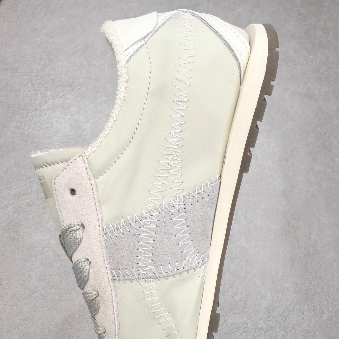 图片[7]-OnitsukaTiger鬼塚虎全新TIGER CORSAIR™ A55鞋款 作为鬼塚虎品牌创立75周年限定之作 灵感源自1970 年代 慢跑热潮先驱的经典鞋履TIGER CORSAIRT™ 以现代视角崭新呈现 简约廓形与细密缝线条纹相得益彰 饰以鬼塚虎标志性的后跟提耳和十字补强 崭新演绎经典之美 轻盈鞋身搭配出色缓震的纤薄鞋底 精妙平衡舒适与时尚 原厂纸板 纯原大厂工艺 原厂独家私模 ⚠️组合增高减震鞋垫 尺码：35 36 37 37.5 38 39 39.5 40 40.5 41.5 42 42.5 43.5 44 45-选品中心