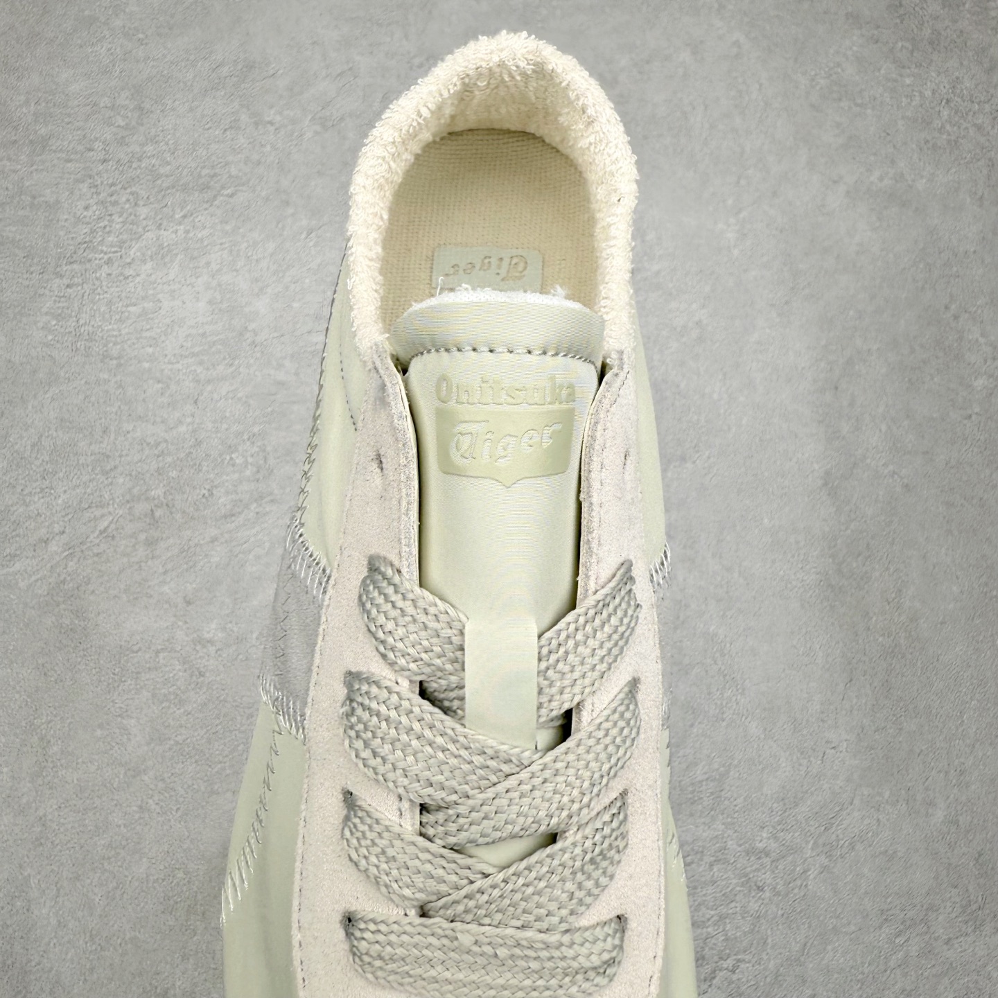 图片[5]-OnitsukaTiger鬼塚虎全新TIGER CORSAIR™ A55鞋款 作为鬼塚虎品牌创立75周年限定之作 灵感源自1970 年代 慢跑热潮先驱的经典鞋履TIGER CORSAIRT™ 以现代视角崭新呈现 简约廓形与细密缝线条纹相得益彰 饰以鬼塚虎标志性的后跟提耳和十字补强 崭新演绎经典之美 轻盈鞋身搭配出色缓震的纤薄鞋底 精妙平衡舒适与时尚 原厂纸板 纯原大厂工艺 原厂独家私模 ⚠️组合增高减震鞋垫 尺码：35 36 37 37.5 38 39 39.5 40 40.5 41.5 42 42.5 43.5 44 45-选品中心