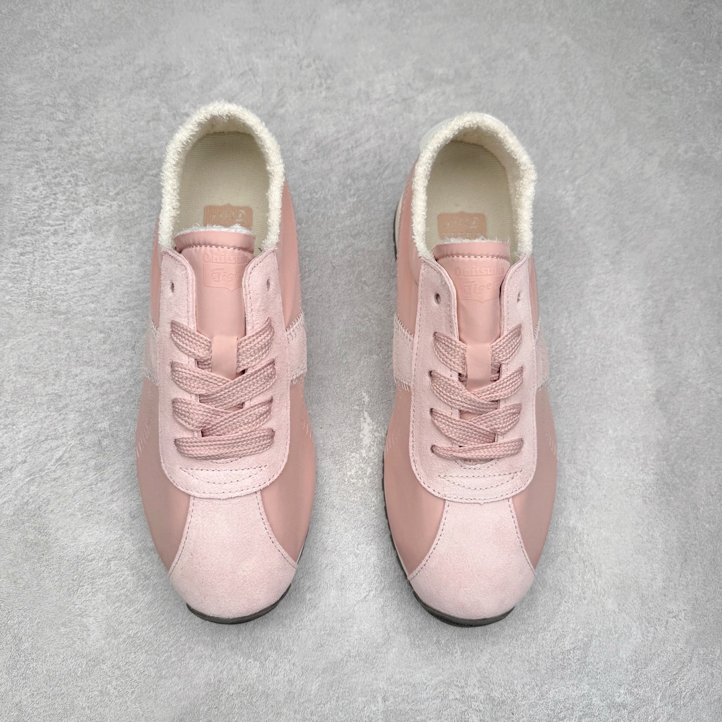 图片[2]-OnitsukaTiger鬼塚虎全新TIGER CORSAIR™ A55鞋款 作为鬼塚虎品牌创立75周年限定之作 灵感源自1970 年代 慢跑热潮先驱的经典鞋履TIGER CORSAIRT™ 以现代视角崭新呈现 简约廓形与细密缝线条纹相得益彰 饰以鬼塚虎标志性的后跟提耳和十字补强 崭新演绎经典之美 轻盈鞋身搭配出色缓震的纤薄鞋底 精妙平衡舒适与时尚 原厂纸板 纯原大厂工艺 原厂独家私模 ⚠️组合增高减震鞋垫 尺码：35 36 37 37.5 38 39 39.5 40 40.5 41.5 42 42.5 43.5 44 45-选品中心