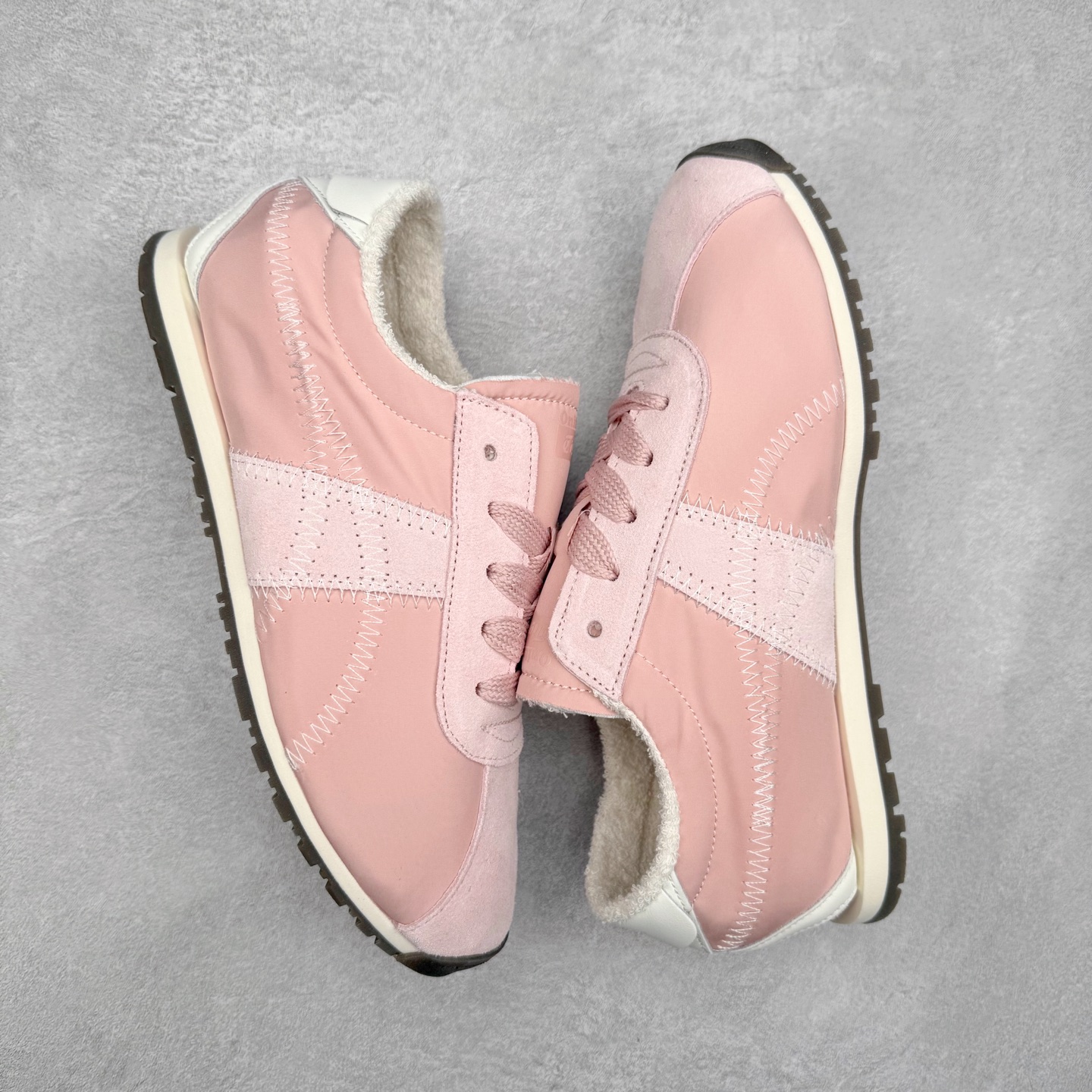 图片[3]-OnitsukaTiger鬼塚虎全新TIGER CORSAIR™ A55鞋款 作为鬼塚虎品牌创立75周年限定之作 灵感源自1970 年代 慢跑热潮先驱的经典鞋履TIGER CORSAIRT™ 以现代视角崭新呈现 简约廓形与细密缝线条纹相得益彰 饰以鬼塚虎标志性的后跟提耳和十字补强 崭新演绎经典之美 轻盈鞋身搭配出色缓震的纤薄鞋底 精妙平衡舒适与时尚 原厂纸板 纯原大厂工艺 原厂独家私模 ⚠️组合增高减震鞋垫 尺码：35 36 37 37.5 38 39 39.5 40 40.5 41.5 42 42.5 43.5 44 45-选品中心