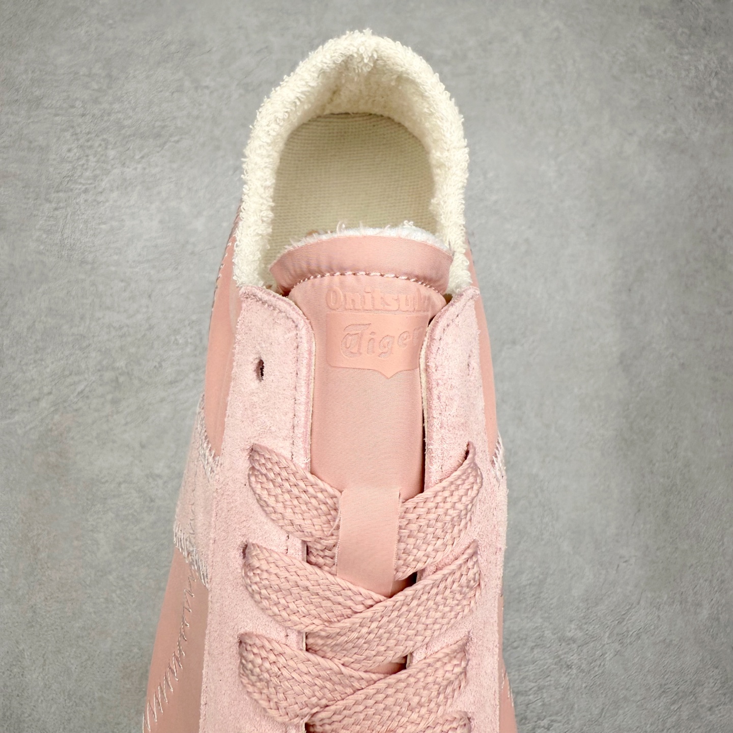 图片[5]-OnitsukaTiger鬼塚虎全新TIGER CORSAIR™ A55鞋款 作为鬼塚虎品牌创立75周年限定之作 灵感源自1970 年代 慢跑热潮先驱的经典鞋履TIGER CORSAIRT™ 以现代视角崭新呈现 简约廓形与细密缝线条纹相得益彰 饰以鬼塚虎标志性的后跟提耳和十字补强 崭新演绎经典之美 轻盈鞋身搭配出色缓震的纤薄鞋底 精妙平衡舒适与时尚 原厂纸板 纯原大厂工艺 原厂独家私模 ⚠️组合增高减震鞋垫 尺码：35 36 37 37.5 38 39 39.5 40 40.5 41.5 42 42.5 43.5 44 45-选品中心