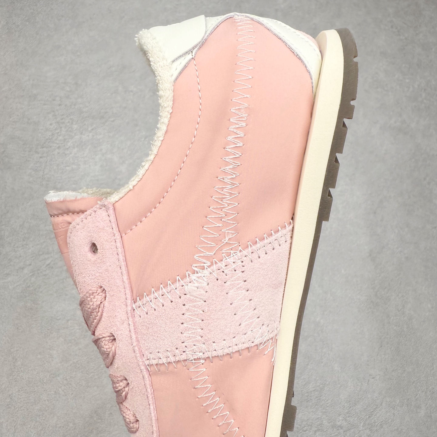 图片[7]-OnitsukaTiger鬼塚虎全新TIGER CORSAIR™ A55鞋款 作为鬼塚虎品牌创立75周年限定之作 灵感源自1970 年代 慢跑热潮先驱的经典鞋履TIGER CORSAIRT™ 以现代视角崭新呈现 简约廓形与细密缝线条纹相得益彰 饰以鬼塚虎标志性的后跟提耳和十字补强 崭新演绎经典之美 轻盈鞋身搭配出色缓震的纤薄鞋底 精妙平衡舒适与时尚 原厂纸板 纯原大厂工艺 原厂独家私模 ⚠️组合增高减震鞋垫 尺码：35 36 37 37.5 38 39 39.5 40 40.5 41.5 42 42.5 43.5 44 45-选品中心