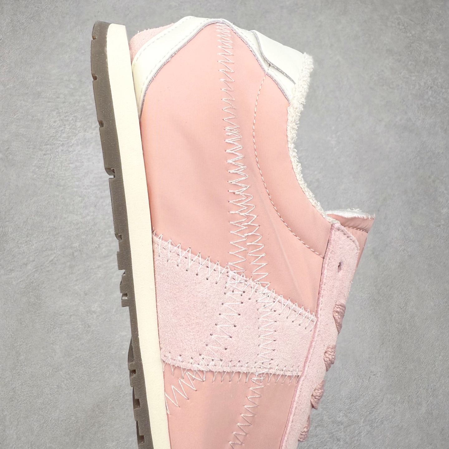 图片[6]-OnitsukaTiger鬼塚虎全新TIGER CORSAIR™ A55鞋款 作为鬼塚虎品牌创立75周年限定之作 灵感源自1970 年代 慢跑热潮先驱的经典鞋履TIGER CORSAIRT™ 以现代视角崭新呈现 简约廓形与细密缝线条纹相得益彰 饰以鬼塚虎标志性的后跟提耳和十字补强 崭新演绎经典之美 轻盈鞋身搭配出色缓震的纤薄鞋底 精妙平衡舒适与时尚 原厂纸板 纯原大厂工艺 原厂独家私模 ⚠️组合增高减震鞋垫 尺码：35 36 37 37.5 38 39 39.5 40 40.5 41.5 42 42.5 43.5 44 45-选品中心