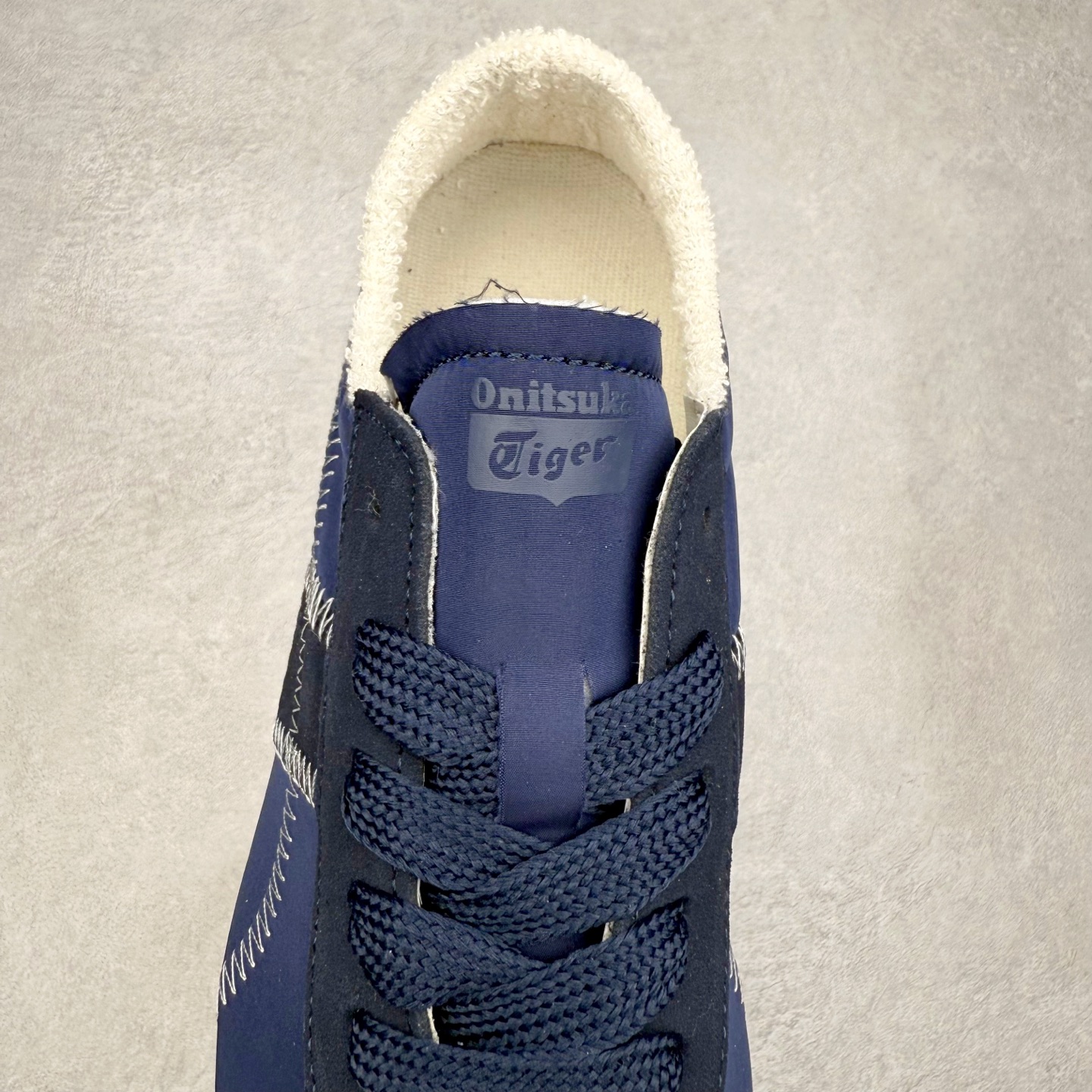 图片[5]-OnitsukaTiger鬼塚虎全新TIGER CORSAIR™ A55鞋款 作为鬼塚虎品牌创立75周年限定之作 灵感源自1970 年代 慢跑热潮先驱的经典鞋履TIGER CORSAIRT™ 以现代视角崭新呈现 简约廓形与细密缝线条纹相得益彰 饰以鬼塚虎标志性的后跟提耳和十字补强 崭新演绎经典之美 轻盈鞋身搭配出色缓震的纤薄鞋底 精妙平衡舒适与时尚 原厂纸板 纯原大厂工艺 原厂独家私模 ⚠️组合增高减震鞋垫 尺码：35 36 37 37.5 38 39 39.5 40 40.5 41.5 42 42.5 43.5 44 45-选品中心
