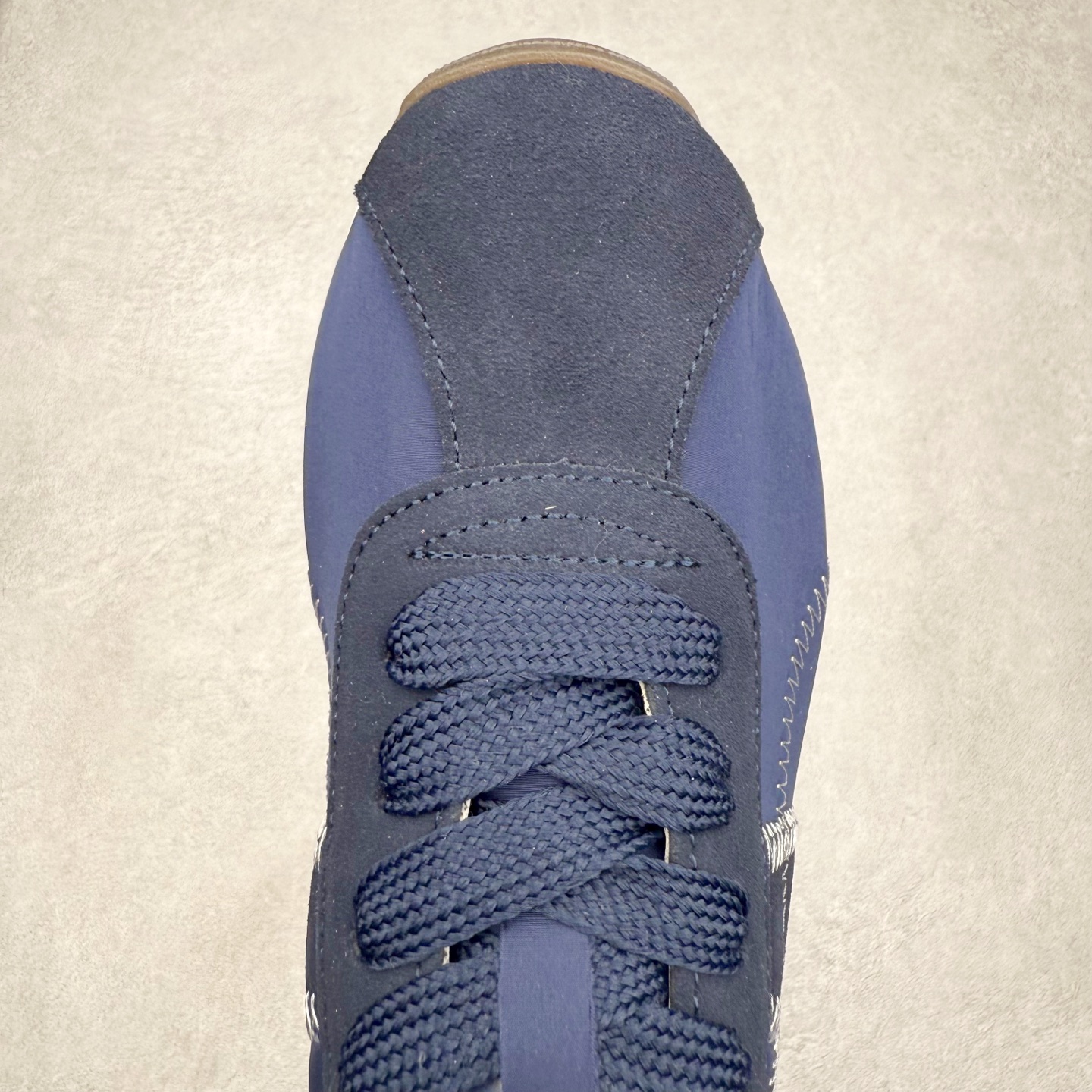 图片[4]-OnitsukaTiger鬼塚虎全新TIGER CORSAIR™ A55鞋款 作为鬼塚虎品牌创立75周年限定之作 灵感源自1970 年代 慢跑热潮先驱的经典鞋履TIGER CORSAIRT™ 以现代视角崭新呈现 简约廓形与细密缝线条纹相得益彰 饰以鬼塚虎标志性的后跟提耳和十字补强 崭新演绎经典之美 轻盈鞋身搭配出色缓震的纤薄鞋底 精妙平衡舒适与时尚 原厂纸板 纯原大厂工艺 原厂独家私模 ⚠️组合增高减震鞋垫 尺码：35 36 37 37.5 38 39 39.5 40 40.5 41.5 42 42.5 43.5 44 45-选品中心