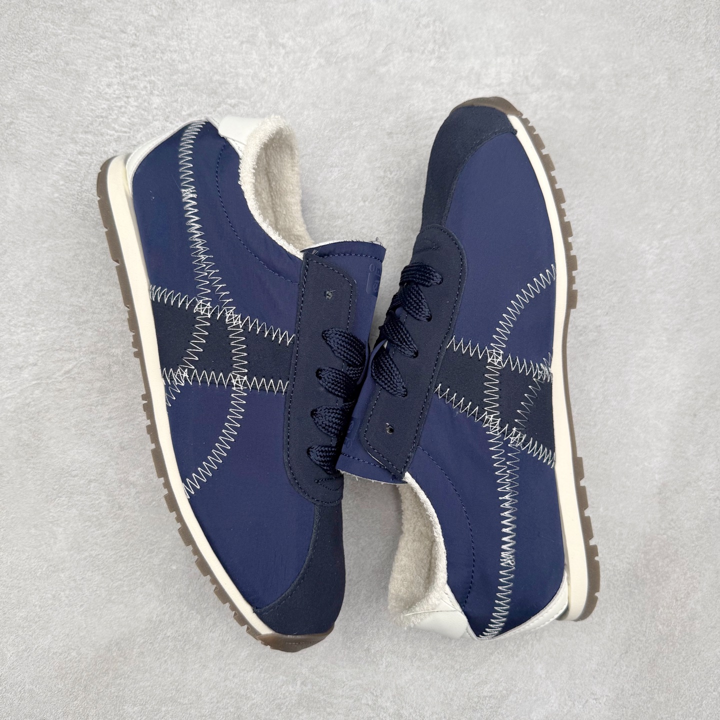 图片[3]-OnitsukaTiger鬼塚虎全新TIGER CORSAIR™ A55鞋款 作为鬼塚虎品牌创立75周年限定之作 灵感源自1970 年代 慢跑热潮先驱的经典鞋履TIGER CORSAIRT™ 以现代视角崭新呈现 简约廓形与细密缝线条纹相得益彰 饰以鬼塚虎标志性的后跟提耳和十字补强 崭新演绎经典之美 轻盈鞋身搭配出色缓震的纤薄鞋底 精妙平衡舒适与时尚 原厂纸板 纯原大厂工艺 原厂独家私模 ⚠️组合增高减震鞋垫 尺码：35 36 37 37.5 38 39 39.5 40 40.5 41.5 42 42.5 43.5 44 45-选品中心