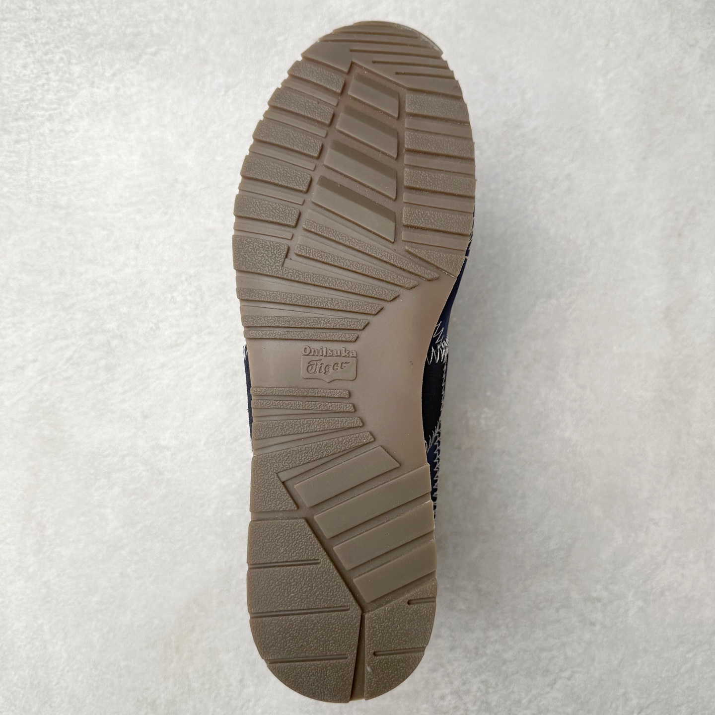 图片[9]-OnitsukaTiger鬼塚虎全新TIGER CORSAIR™ A55鞋款 作为鬼塚虎品牌创立75周年限定之作 灵感源自1970 年代 慢跑热潮先驱的经典鞋履TIGER CORSAIRT™ 以现代视角崭新呈现 简约廓形与细密缝线条纹相得益彰 饰以鬼塚虎标志性的后跟提耳和十字补强 崭新演绎经典之美 轻盈鞋身搭配出色缓震的纤薄鞋底 精妙平衡舒适与时尚 原厂纸板 纯原大厂工艺 原厂独家私模 ⚠️组合增高减震鞋垫 尺码：35 36 37 37.5 38 39 39.5 40 40.5 41.5 42 42.5 43.5 44 45-选品中心