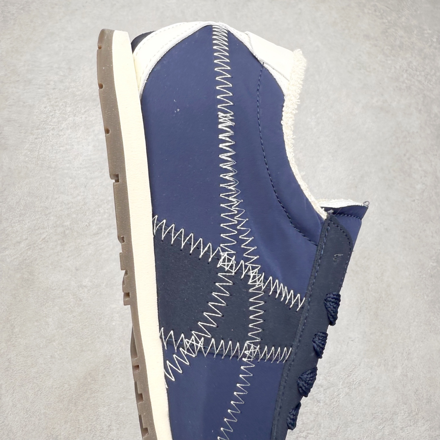 图片[6]-OnitsukaTiger鬼塚虎全新TIGER CORSAIR™ A55鞋款 作为鬼塚虎品牌创立75周年限定之作 灵感源自1970 年代 慢跑热潮先驱的经典鞋履TIGER CORSAIRT™ 以现代视角崭新呈现 简约廓形与细密缝线条纹相得益彰 饰以鬼塚虎标志性的后跟提耳和十字补强 崭新演绎经典之美 轻盈鞋身搭配出色缓震的纤薄鞋底 精妙平衡舒适与时尚 原厂纸板 纯原大厂工艺 原厂独家私模 ⚠️组合增高减震鞋垫 尺码：35 36 37 37.5 38 39 39.5 40 40.5 41.5 42 42.5 43.5 44 45-选品中心