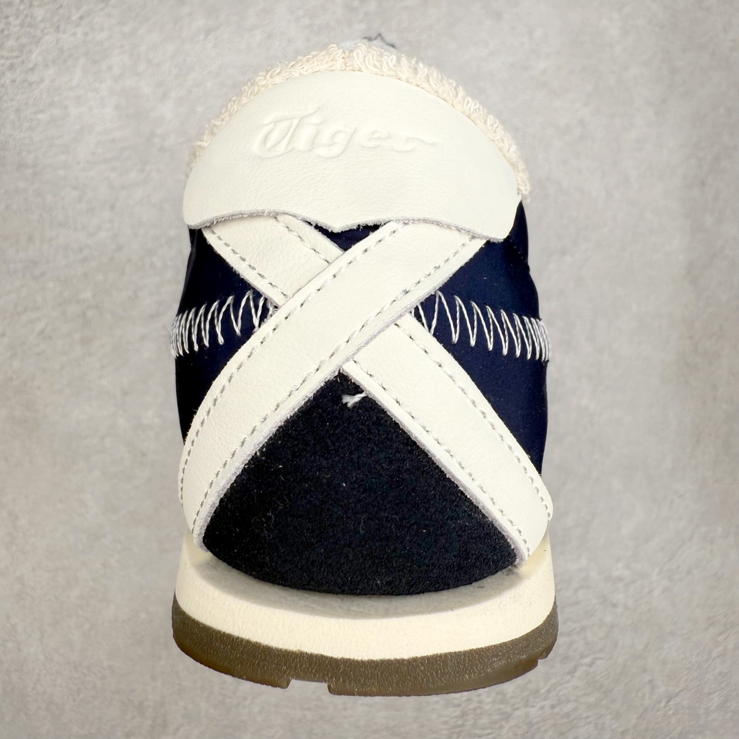 图片[8]-OnitsukaTiger鬼塚虎全新TIGER CORSAIR™ A55鞋款 作为鬼塚虎品牌创立75周年限定之作 灵感源自1970 年代 慢跑热潮先驱的经典鞋履TIGER CORSAIRT™ 以现代视角崭新呈现 简约廓形与细密缝线条纹相得益彰 饰以鬼塚虎标志性的后跟提耳和十字补强 崭新演绎经典之美 轻盈鞋身搭配出色缓震的纤薄鞋底 精妙平衡舒适与时尚 原厂纸板 纯原大厂工艺 原厂独家私模 ⚠️组合增高减震鞋垫 尺码：35 36 37 37.5 38 39 39.5 40 40.5 41.5 42 42.5 43.5 44 45-选品中心