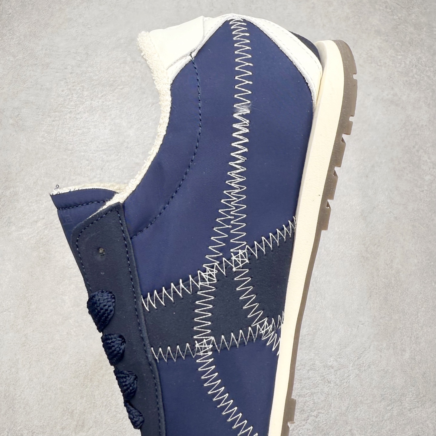 图片[7]-OnitsukaTiger鬼塚虎全新TIGER CORSAIR™ A55鞋款 作为鬼塚虎品牌创立75周年限定之作 灵感源自1970 年代 慢跑热潮先驱的经典鞋履TIGER CORSAIRT™ 以现代视角崭新呈现 简约廓形与细密缝线条纹相得益彰 饰以鬼塚虎标志性的后跟提耳和十字补强 崭新演绎经典之美 轻盈鞋身搭配出色缓震的纤薄鞋底 精妙平衡舒适与时尚 原厂纸板 纯原大厂工艺 原厂独家私模 ⚠️组合增高减震鞋垫 尺码：35 36 37 37.5 38 39 39.5 40 40.5 41.5 42 42.5 43.5 44 45-选品中心