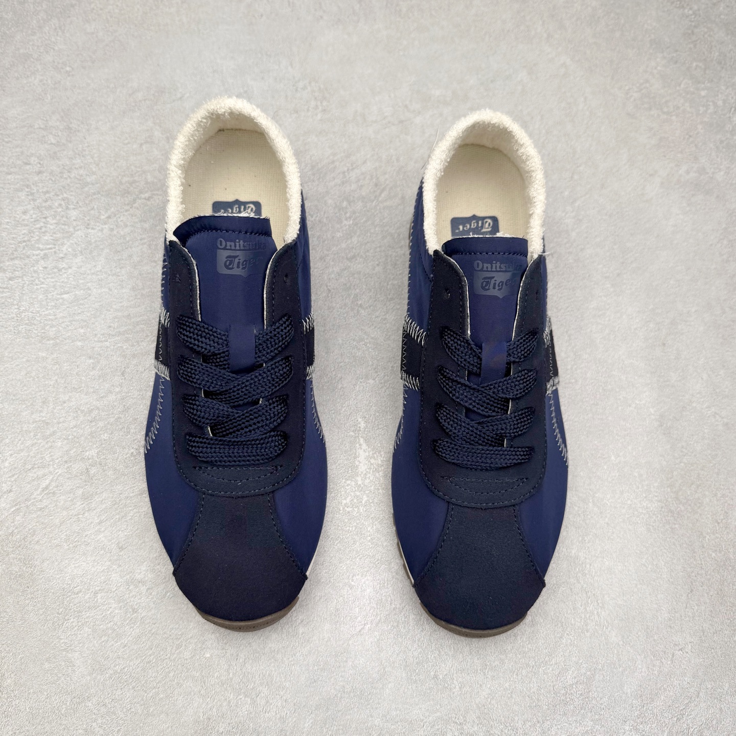 图片[2]-OnitsukaTiger鬼塚虎全新TIGER CORSAIR™ A55鞋款 作为鬼塚虎品牌创立75周年限定之作 灵感源自1970 年代 慢跑热潮先驱的经典鞋履TIGER CORSAIRT™ 以现代视角崭新呈现 简约廓形与细密缝线条纹相得益彰 饰以鬼塚虎标志性的后跟提耳和十字补强 崭新演绎经典之美 轻盈鞋身搭配出色缓震的纤薄鞋底 精妙平衡舒适与时尚 原厂纸板 纯原大厂工艺 原厂独家私模 ⚠️组合增高减震鞋垫 尺码：35 36 37 37.5 38 39 39.5 40 40.5 41.5 42 42.5 43.5 44 45-选品中心