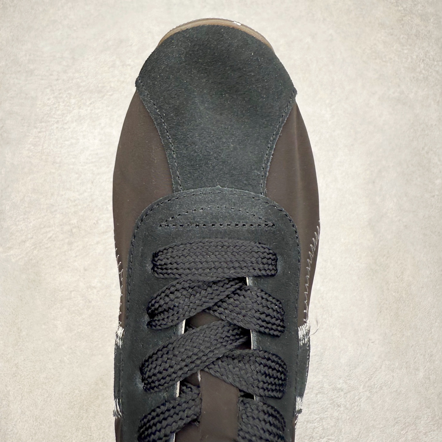 图片[4]-OnitsukaTiger鬼塚虎全新TIGER CORSAIR™ A55鞋款 作为鬼塚虎品牌创立75周年限定之作 灵感源自1970 年代 慢跑热潮先驱的经典鞋履TIGER CORSAIRT™ 以现代视角崭新呈现 简约廓形与细密缝线条纹相得益彰 饰以鬼塚虎标志性的后跟提耳和十字补强 崭新演绎经典之美 轻盈鞋身搭配出色缓震的纤薄鞋底 精妙平衡舒适与时尚 原厂纸板 纯原大厂工艺 原厂独家私模 ⚠️组合增高减震鞋垫 尺码：35 36 37 37.5 38 39 39.5 40 40.5 41.5 42 42.5 43.5 44 45-选品中心