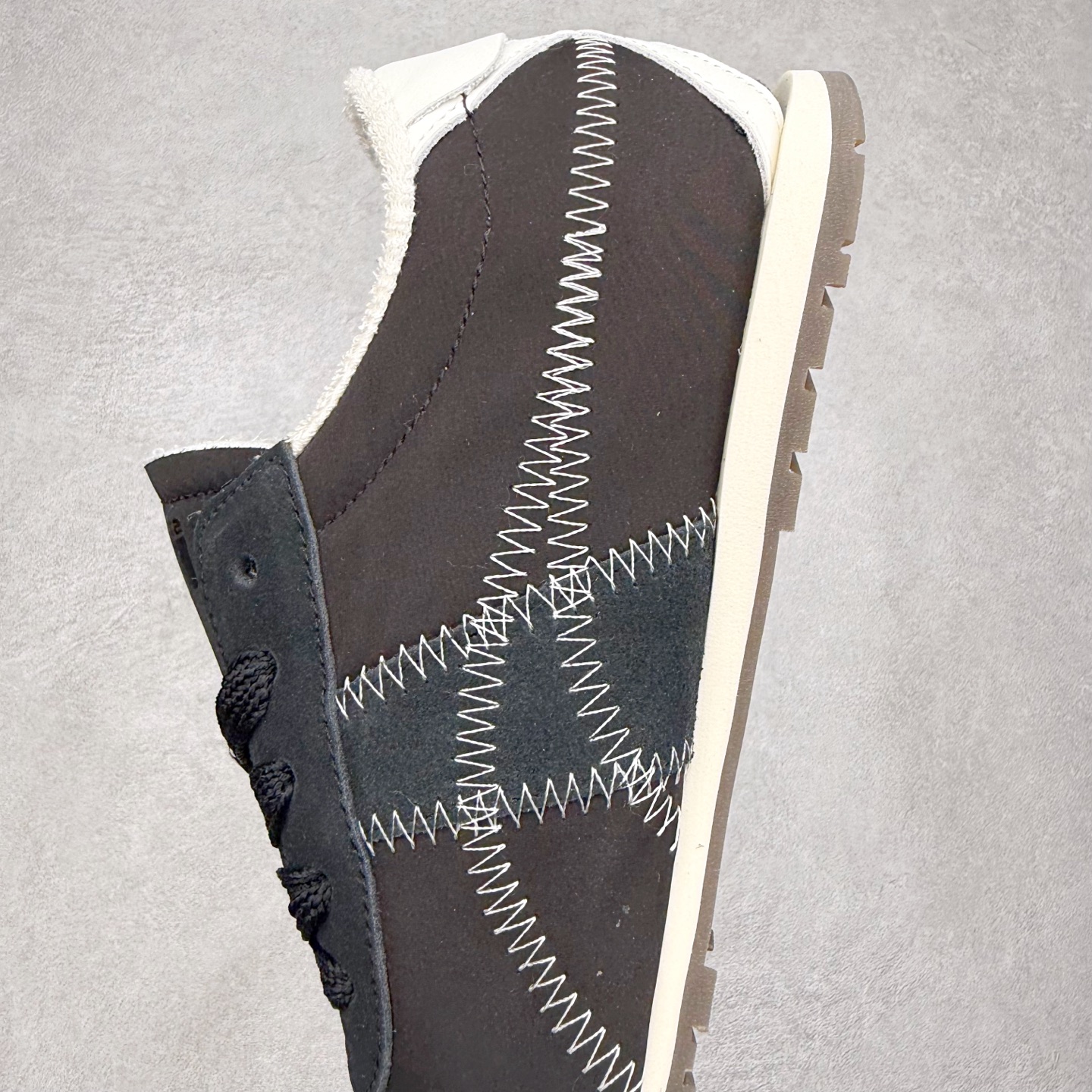 图片[7]-OnitsukaTiger鬼塚虎全新TIGER CORSAIR™ A55鞋款 作为鬼塚虎品牌创立75周年限定之作 灵感源自1970 年代 慢跑热潮先驱的经典鞋履TIGER CORSAIRT™ 以现代视角崭新呈现 简约廓形与细密缝线条纹相得益彰 饰以鬼塚虎标志性的后跟提耳和十字补强 崭新演绎经典之美 轻盈鞋身搭配出色缓震的纤薄鞋底 精妙平衡舒适与时尚 原厂纸板 纯原大厂工艺 原厂独家私模 ⚠️组合增高减震鞋垫 尺码：35 36 37 37.5 38 39 39.5 40 40.5 41.5 42 42.5 43.5 44 45-选品中心