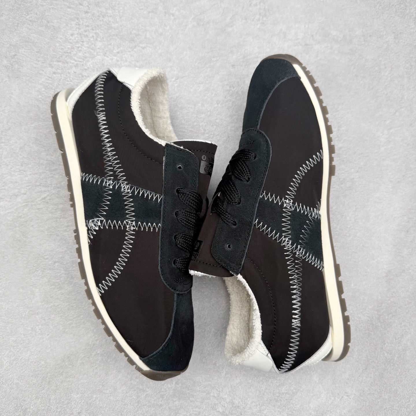 图片[3]-OnitsukaTiger鬼塚虎全新TIGER CORSAIR™ A55鞋款 作为鬼塚虎品牌创立75周年限定之作 灵感源自1970 年代 慢跑热潮先驱的经典鞋履TIGER CORSAIRT™ 以现代视角崭新呈现 简约廓形与细密缝线条纹相得益彰 饰以鬼塚虎标志性的后跟提耳和十字补强 崭新演绎经典之美 轻盈鞋身搭配出色缓震的纤薄鞋底 精妙平衡舒适与时尚 原厂纸板 纯原大厂工艺 原厂独家私模 ⚠️组合增高减震鞋垫 尺码：35 36 37 37.5 38 39 39.5 40 40.5 41.5 42 42.5 43.5 44 45-选品中心