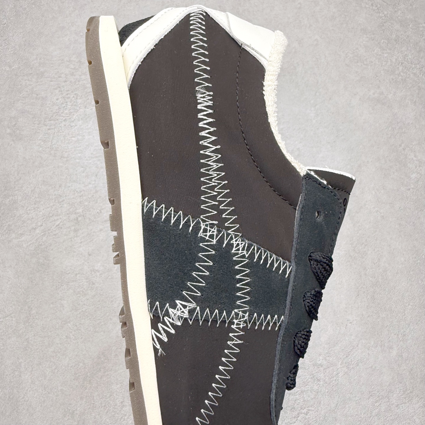 图片[6]-OnitsukaTiger鬼塚虎全新TIGER CORSAIR™ A55鞋款 作为鬼塚虎品牌创立75周年限定之作 灵感源自1970 年代 慢跑热潮先驱的经典鞋履TIGER CORSAIRT™ 以现代视角崭新呈现 简约廓形与细密缝线条纹相得益彰 饰以鬼塚虎标志性的后跟提耳和十字补强 崭新演绎经典之美 轻盈鞋身搭配出色缓震的纤薄鞋底 精妙平衡舒适与时尚 原厂纸板 纯原大厂工艺 原厂独家私模 ⚠️组合增高减震鞋垫 尺码：35 36 37 37.5 38 39 39.5 40 40.5 41.5 42 42.5 43.5 44 45-选品中心