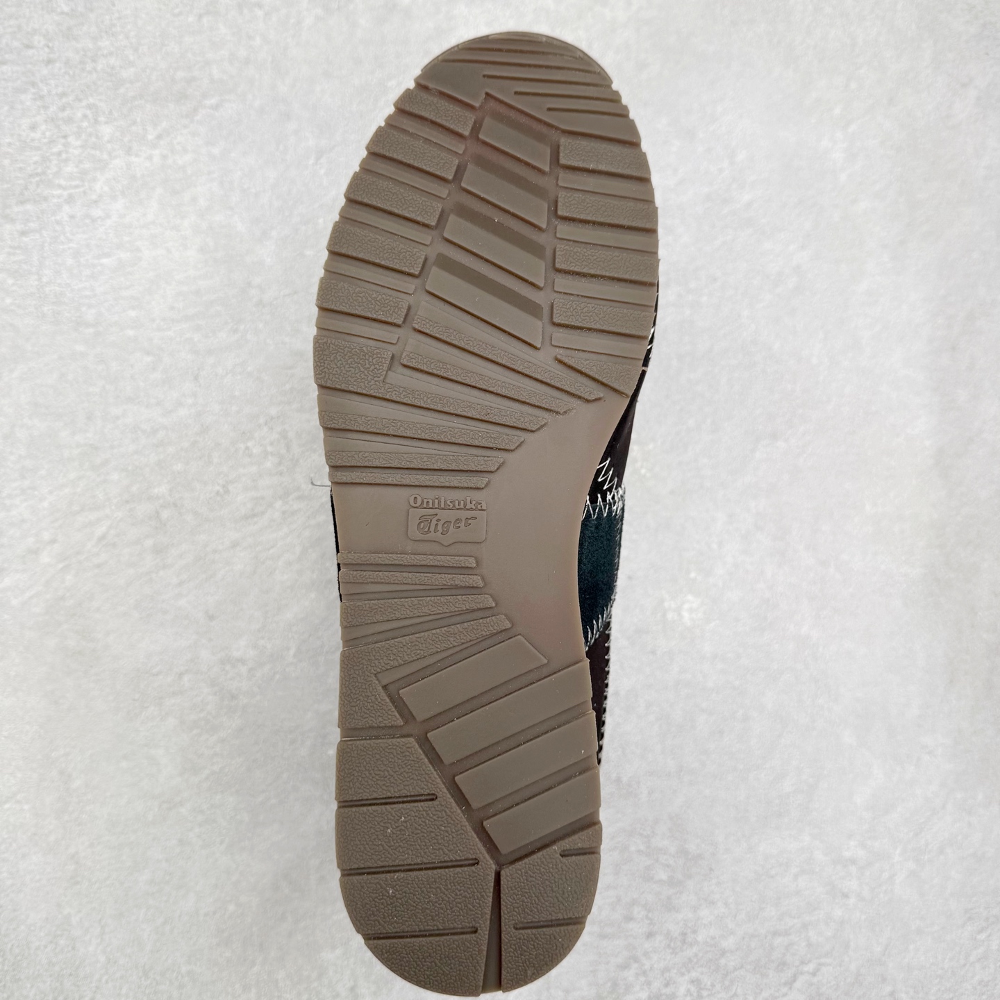 图片[9]-OnitsukaTiger鬼塚虎全新TIGER CORSAIR™ A55鞋款 作为鬼塚虎品牌创立75周年限定之作 灵感源自1970 年代 慢跑热潮先驱的经典鞋履TIGER CORSAIRT™ 以现代视角崭新呈现 简约廓形与细密缝线条纹相得益彰 饰以鬼塚虎标志性的后跟提耳和十字补强 崭新演绎经典之美 轻盈鞋身搭配出色缓震的纤薄鞋底 精妙平衡舒适与时尚 原厂纸板 纯原大厂工艺 原厂独家私模 ⚠️组合增高减震鞋垫 尺码：35 36 37 37.5 38 39 39.5 40 40.5 41.5 42 42.5 43.5 44 45-选品中心