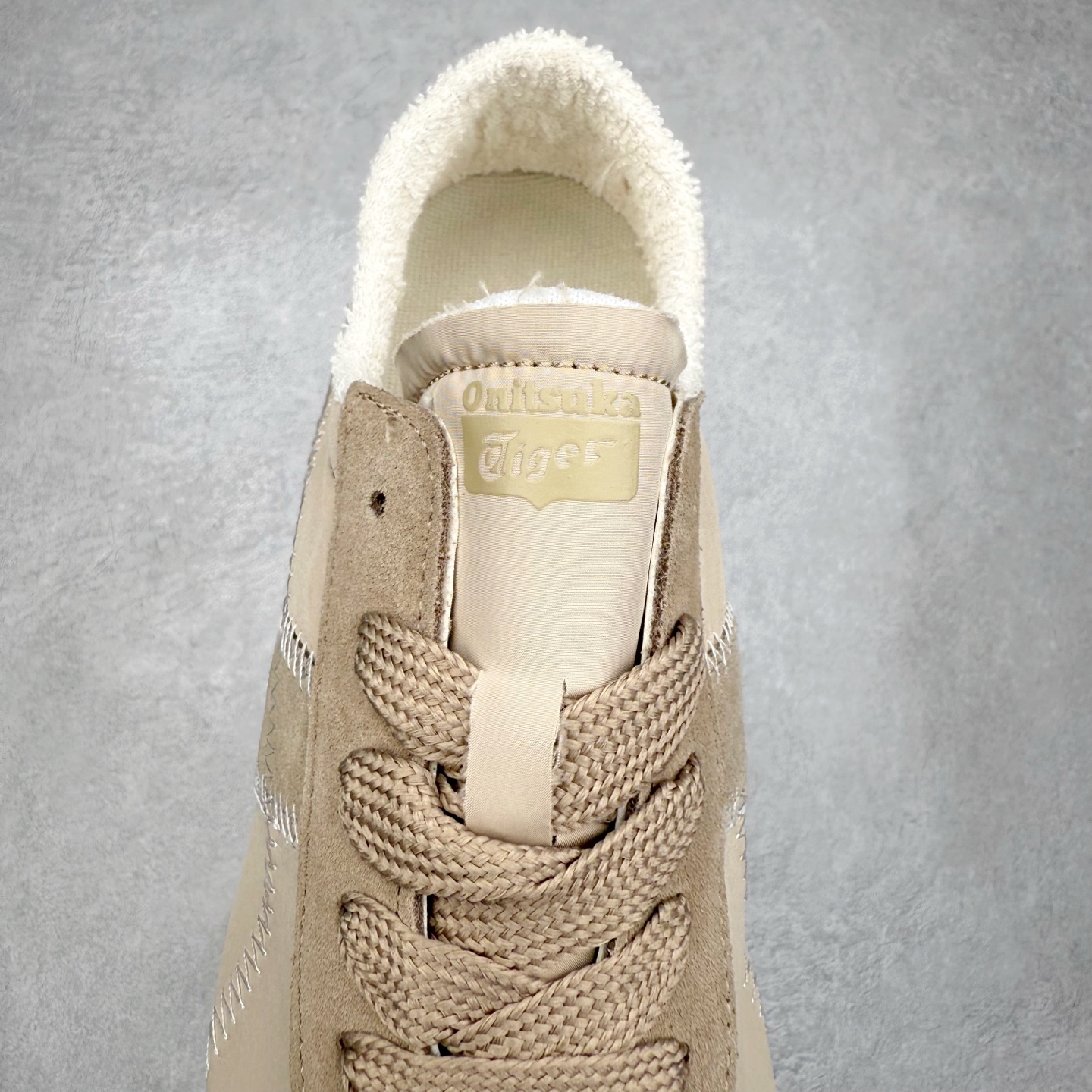 图片[5]-OnitsukaTiger鬼塚虎全新TIGER CORSAIR™ A55鞋款 作为鬼塚虎品牌创立75周年限定之作 灵感源自1970 年代 慢跑热潮先驱的经典鞋履TIGER CORSAIRT™ 以现代视角崭新呈现 简约廓形与细密缝线条纹相得益彰 饰以鬼塚虎标志性的后跟提耳和十字补强 崭新演绎经典之美 轻盈鞋身搭配出色缓震的纤薄鞋底 精妙平衡舒适与时尚 原厂纸板 纯原大厂工艺 原厂独家私模 ⚠️组合增高减震鞋垫 尺码：35 36 37 37.5 38 39 39.5 40 40.5 41.5 42 42.5 43.5 44 45-选品中心