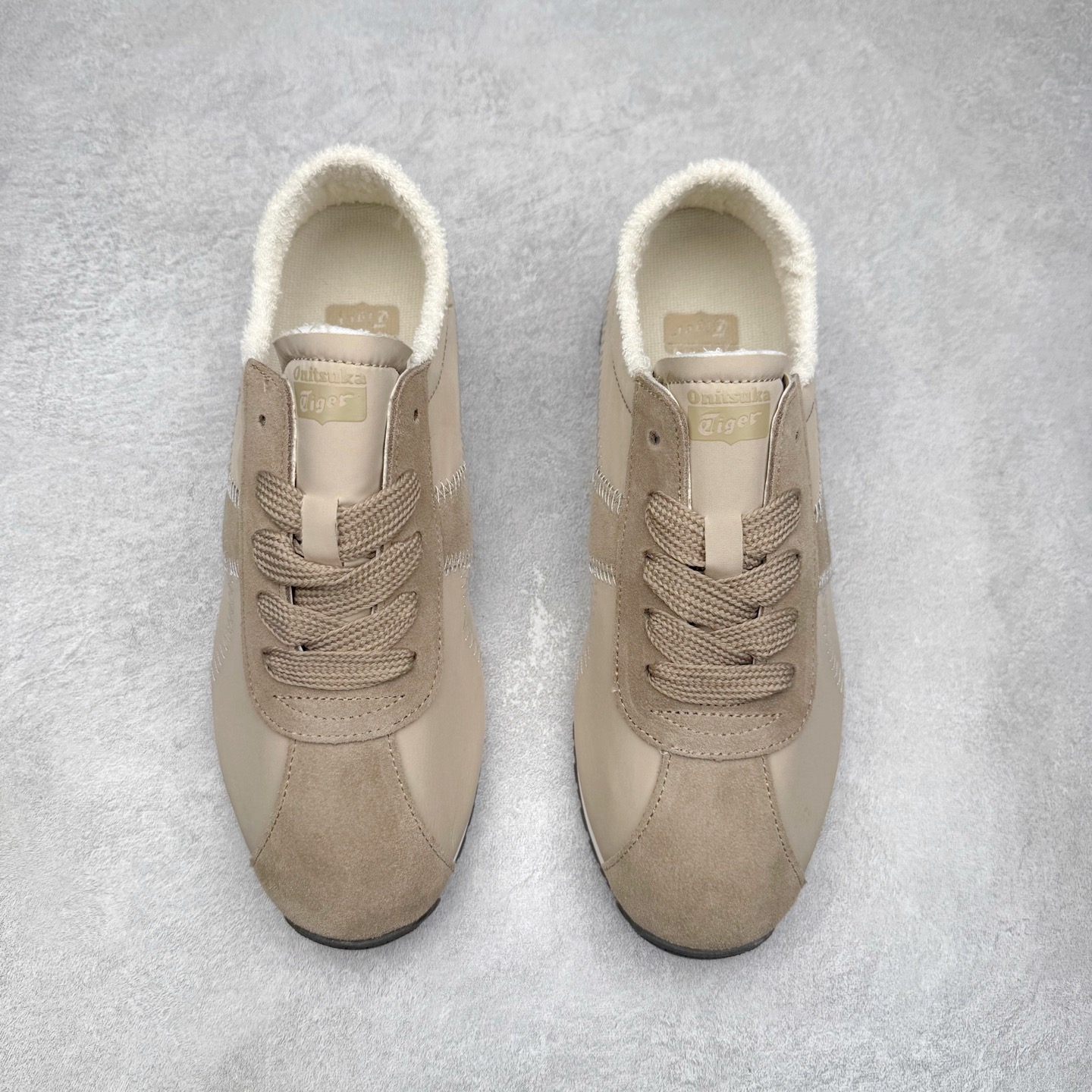 图片[2]-OnitsukaTiger鬼塚虎全新TIGER CORSAIR™ A55鞋款 作为鬼塚虎品牌创立75周年限定之作 灵感源自1970 年代 慢跑热潮先驱的经典鞋履TIGER CORSAIRT™ 以现代视角崭新呈现 简约廓形与细密缝线条纹相得益彰 饰以鬼塚虎标志性的后跟提耳和十字补强 崭新演绎经典之美 轻盈鞋身搭配出色缓震的纤薄鞋底 精妙平衡舒适与时尚 原厂纸板 纯原大厂工艺 原厂独家私模 ⚠️组合增高减震鞋垫 尺码：35 36 37 37.5 38 39 39.5 40 40.5 41.5 42 42.5 43.5 44 45-选品中心