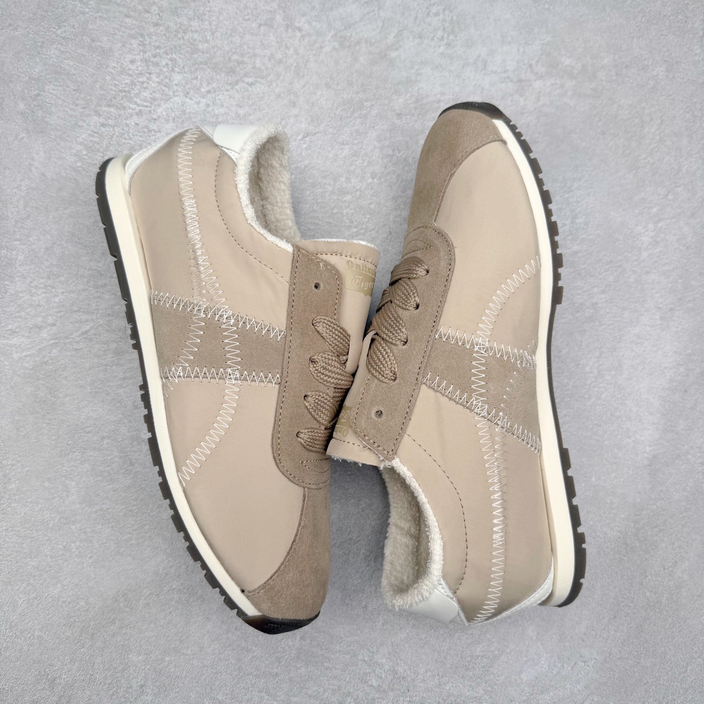 图片[3]-OnitsukaTiger鬼塚虎全新TIGER CORSAIR™ A55鞋款 作为鬼塚虎品牌创立75周年限定之作 灵感源自1970 年代 慢跑热潮先驱的经典鞋履TIGER CORSAIRT™ 以现代视角崭新呈现 简约廓形与细密缝线条纹相得益彰 饰以鬼塚虎标志性的后跟提耳和十字补强 崭新演绎经典之美 轻盈鞋身搭配出色缓震的纤薄鞋底 精妙平衡舒适与时尚 原厂纸板 纯原大厂工艺 原厂独家私模 ⚠️组合增高减震鞋垫 尺码：35 36 37 37.5 38 39 39.5 40 40.5 41.5 42 42.5 43.5 44 45-选品中心