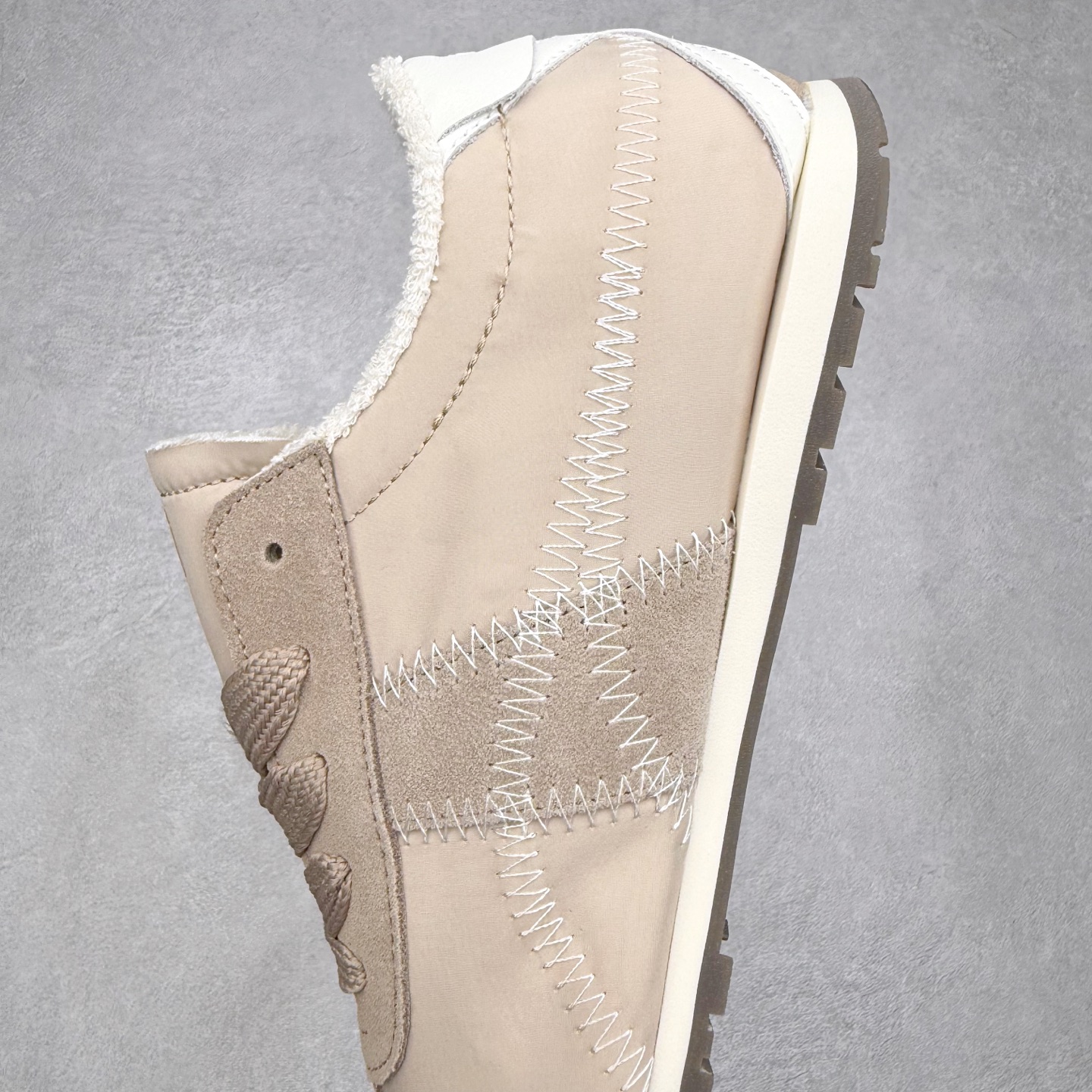 图片[7]-OnitsukaTiger鬼塚虎全新TIGER CORSAIR™ A55鞋款 作为鬼塚虎品牌创立75周年限定之作 灵感源自1970 年代 慢跑热潮先驱的经典鞋履TIGER CORSAIRT™ 以现代视角崭新呈现 简约廓形与细密缝线条纹相得益彰 饰以鬼塚虎标志性的后跟提耳和十字补强 崭新演绎经典之美 轻盈鞋身搭配出色缓震的纤薄鞋底 精妙平衡舒适与时尚 原厂纸板 纯原大厂工艺 原厂独家私模 ⚠️组合增高减震鞋垫 尺码：35 36 37 37.5 38 39 39.5 40 40.5 41.5 42 42.5 43.5 44 45-选品中心