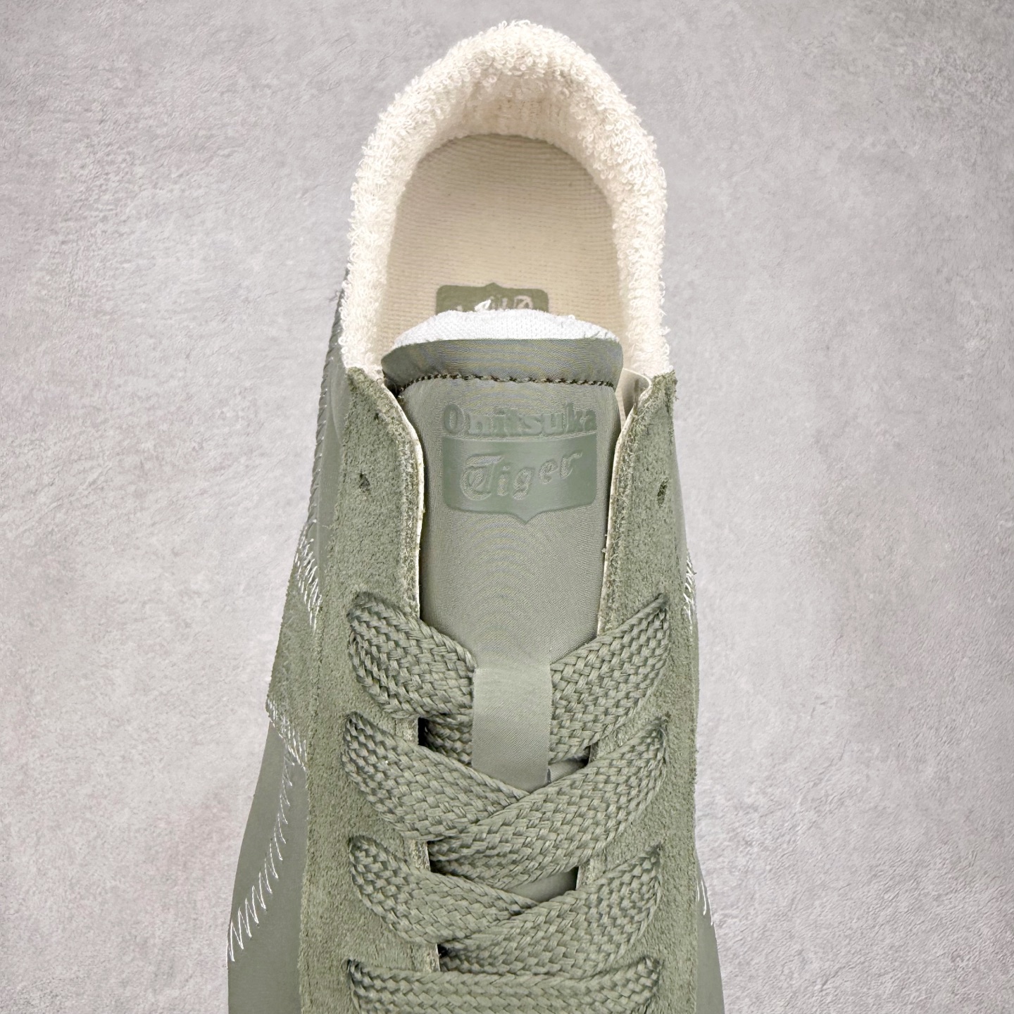 图片[5]-OnitsukaTiger鬼塚虎全新TIGER CORSAIR™ A55鞋款 作为鬼塚虎品牌创立75周年限定之作 灵感源自1970 年代 慢跑热潮先驱的经典鞋履TIGER CORSAIRT™ 以现代视角崭新呈现 简约廓形与细密缝线条纹相得益彰 饰以鬼塚虎标志性的后跟提耳和十字补强 崭新演绎经典之美 轻盈鞋身搭配出色缓震的纤薄鞋底 精妙平衡舒适与时尚 原厂纸板 纯原大厂工艺 原厂独家私模 ⚠️组合增高减震鞋垫 尺码：35 36 37 37.5 38 39 39.5 40 40.5 41.5 42 42.5 43.5 44 45-选品中心