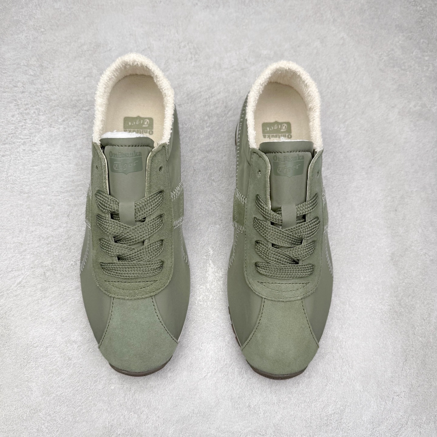 图片[2]-OnitsukaTiger鬼塚虎全新TIGER CORSAIR™ A55鞋款 作为鬼塚虎品牌创立75周年限定之作 灵感源自1970 年代 慢跑热潮先驱的经典鞋履TIGER CORSAIRT™ 以现代视角崭新呈现 简约廓形与细密缝线条纹相得益彰 饰以鬼塚虎标志性的后跟提耳和十字补强 崭新演绎经典之美 轻盈鞋身搭配出色缓震的纤薄鞋底 精妙平衡舒适与时尚 原厂纸板 纯原大厂工艺 原厂独家私模 ⚠️组合增高减震鞋垫 尺码：35 36 37 37.5 38 39 39.5 40 40.5 41.5 42 42.5 43.5 44 45-选品中心