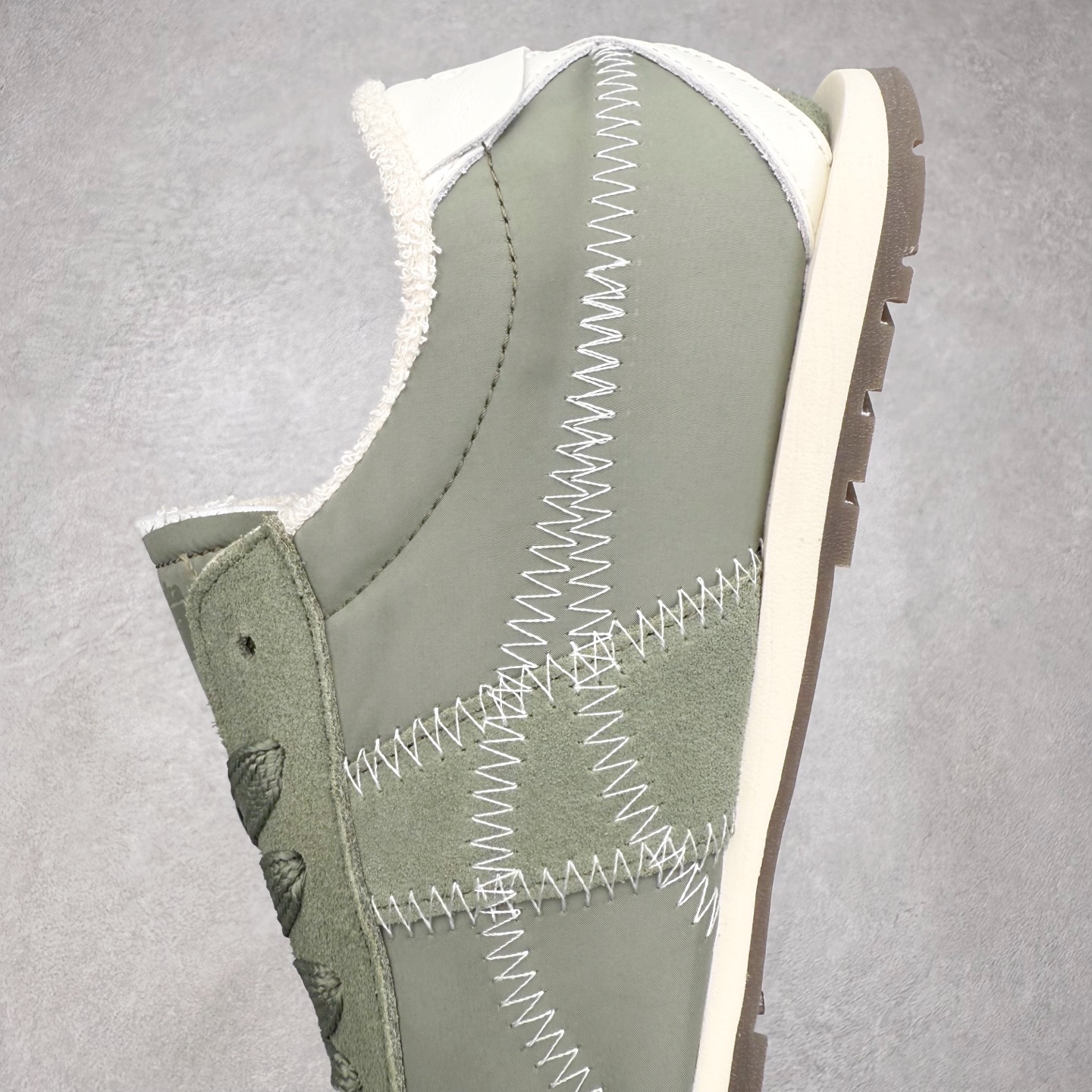 图片[7]-OnitsukaTiger鬼塚虎全新TIGER CORSAIR™ A55鞋款 作为鬼塚虎品牌创立75周年限定之作 灵感源自1970 年代 慢跑热潮先驱的经典鞋履TIGER CORSAIRT™ 以现代视角崭新呈现 简约廓形与细密缝线条纹相得益彰 饰以鬼塚虎标志性的后跟提耳和十字补强 崭新演绎经典之美 轻盈鞋身搭配出色缓震的纤薄鞋底 精妙平衡舒适与时尚 原厂纸板 纯原大厂工艺 原厂独家私模 ⚠️组合增高减震鞋垫 尺码：35 36 37 37.5 38 39 39.5 40 40.5 41.5 42 42.5 43.5 44 45-选品中心