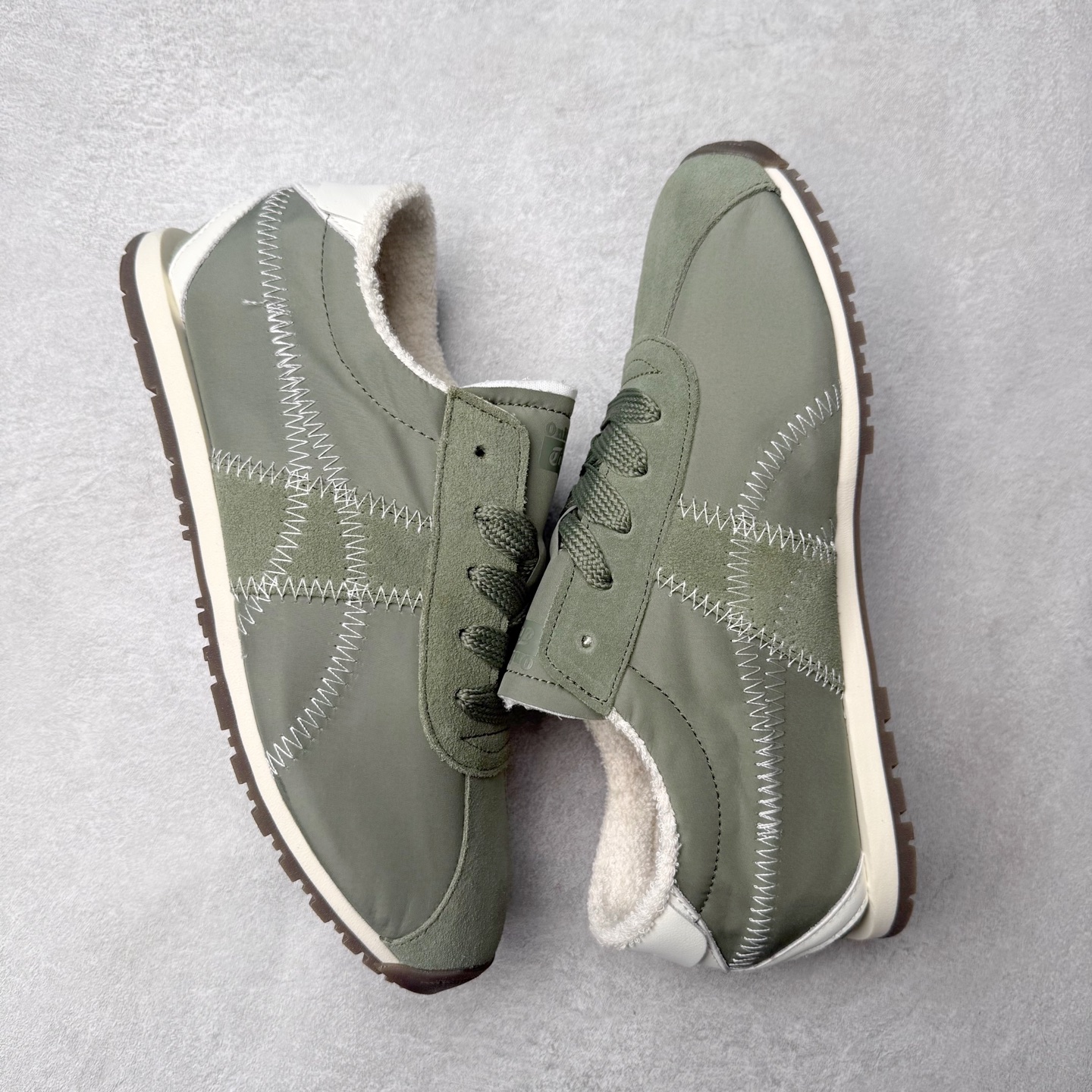 图片[3]-OnitsukaTiger鬼塚虎全新TIGER CORSAIR™ A55鞋款 作为鬼塚虎品牌创立75周年限定之作 灵感源自1970 年代 慢跑热潮先驱的经典鞋履TIGER CORSAIRT™ 以现代视角崭新呈现 简约廓形与细密缝线条纹相得益彰 饰以鬼塚虎标志性的后跟提耳和十字补强 崭新演绎经典之美 轻盈鞋身搭配出色缓震的纤薄鞋底 精妙平衡舒适与时尚 原厂纸板 纯原大厂工艺 原厂独家私模 ⚠️组合增高减震鞋垫 尺码：35 36 37 37.5 38 39 39.5 40 40.5 41.5 42 42.5 43.5 44 45-选品中心