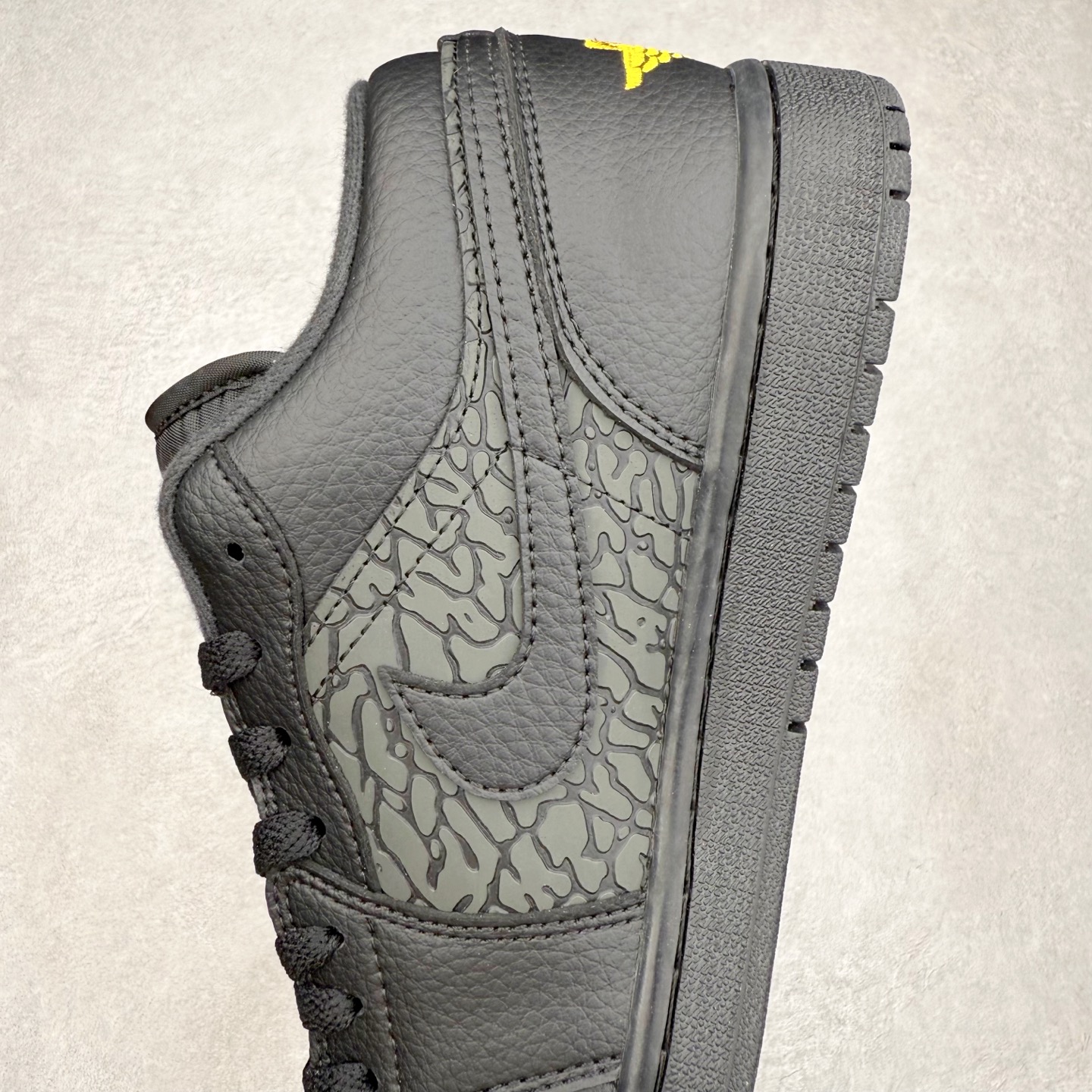 图片[7]-＃K版 Air Jordan AJ1 Low 低帮 IM6568-010 全新流水线出品 DT版本唯一平替选择 市场第二梯队最强版 全部原鞋开发 原楦原纸板开发 全鞋电脑针车 原厂内置全掌气垫 原盒内在原标 唯一Zp原版鞋带绑法 免检产品 全新2022版型 全头层皮料 完美零毛边处理 原厂配置全掌气垫 价格定位良心 几十个配色陆续出货 实拍调校N版已经零色差零失真 百分百还原实物色彩所见即所得 不存在货不对板色差等低级问题 选购参考实物拍摄 不混卖不参货 只用心做好货严格选品 承诺混一赔十 尺码：36 36.5 37.5 38 38.5 39 40 40.5 41 42 42.5 43 44 44.5 45-选品中心