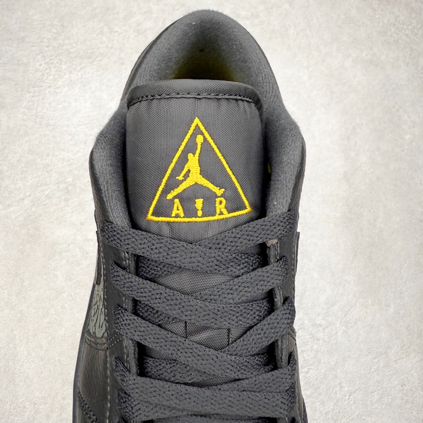 图片[5]-＃K版 Air Jordan AJ1 Low 低帮 IM6568-010 全新流水线出品 DT版本唯一平替选择 市场第二梯队最强版 全部原鞋开发 原楦原纸板开发 全鞋电脑针车 原厂内置全掌气垫 原盒内在原标 唯一Zp原版鞋带绑法 免检产品 全新2022版型 全头层皮料 完美零毛边处理 原厂配置全掌气垫 价格定位良心 几十个配色陆续出货 实拍调校N版已经零色差零失真 百分百还原实物色彩所见即所得 不存在货不对板色差等低级问题 选购参考实物拍摄 不混卖不参货 只用心做好货严格选品 承诺混一赔十 尺码：36 36.5 37.5 38 38.5 39 40 40.5 41 42 42.5 43 44 44.5 45-选品中心