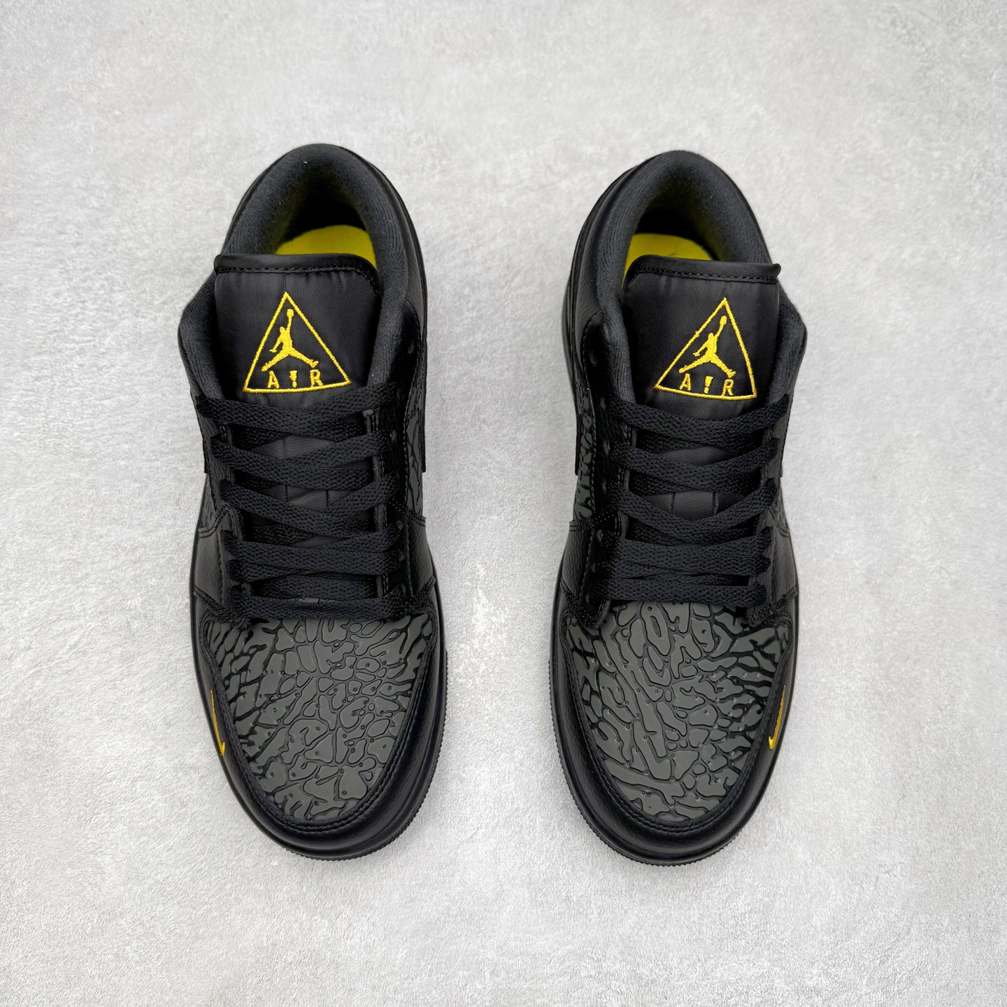 图片[2]-＃K版 Air Jordan AJ1 Low 低帮 IM6568-010 全新流水线出品 DT版本唯一平替选择 市场第二梯队最强版 全部原鞋开发 原楦原纸板开发 全鞋电脑针车 原厂内置全掌气垫 原盒内在原标 唯一Zp原版鞋带绑法 免检产品 全新2022版型 全头层皮料 完美零毛边处理 原厂配置全掌气垫 价格定位良心 几十个配色陆续出货 实拍调校N版已经零色差零失真 百分百还原实物色彩所见即所得 不存在货不对板色差等低级问题 选购参考实物拍摄 不混卖不参货 只用心做好货严格选品 承诺混一赔十 尺码：36 36.5 37.5 38 38.5 39 40 40.5 41 42 42.5 43 44 44.5 45-选品中心