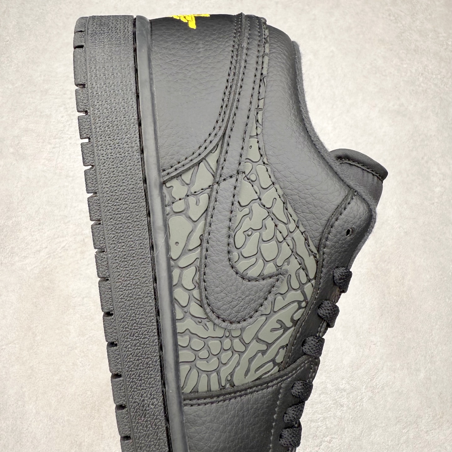 图片[6]-＃K版 Air Jordan AJ1 Low 低帮 IM6568-010 全新流水线出品 DT版本唯一平替选择 市场第二梯队最强版 全部原鞋开发 原楦原纸板开发 全鞋电脑针车 原厂内置全掌气垫 原盒内在原标 唯一Zp原版鞋带绑法 免检产品 全新2022版型 全头层皮料 完美零毛边处理 原厂配置全掌气垫 价格定位良心 几十个配色陆续出货 实拍调校N版已经零色差零失真 百分百还原实物色彩所见即所得 不存在货不对板色差等低级问题 选购参考实物拍摄 不混卖不参货 只用心做好货严格选品 承诺混一赔十 尺码：36 36.5 37.5 38 38.5 39 40 40.5 41 42 42.5 43 44 44.5 45-选品中心