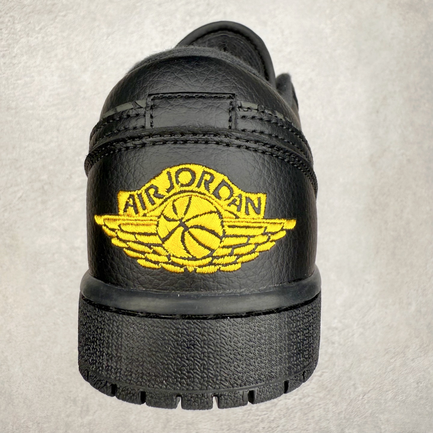 图片[8]-＃K版 Air Jordan AJ1 Low 低帮 IM6568-010 全新流水线出品 DT版本唯一平替选择 市场第二梯队最强版 全部原鞋开发 原楦原纸板开发 全鞋电脑针车 原厂内置全掌气垫 原盒内在原标 唯一Zp原版鞋带绑法 免检产品 全新2022版型 全头层皮料 完美零毛边处理 原厂配置全掌气垫 价格定位良心 几十个配色陆续出货 实拍调校N版已经零色差零失真 百分百还原实物色彩所见即所得 不存在货不对板色差等低级问题 选购参考实物拍摄 不混卖不参货 只用心做好货严格选品 承诺混一赔十 尺码：36 36.5 37.5 38 38.5 39 40 40.5 41 42 42.5 43 44 44.5 45-选品中心