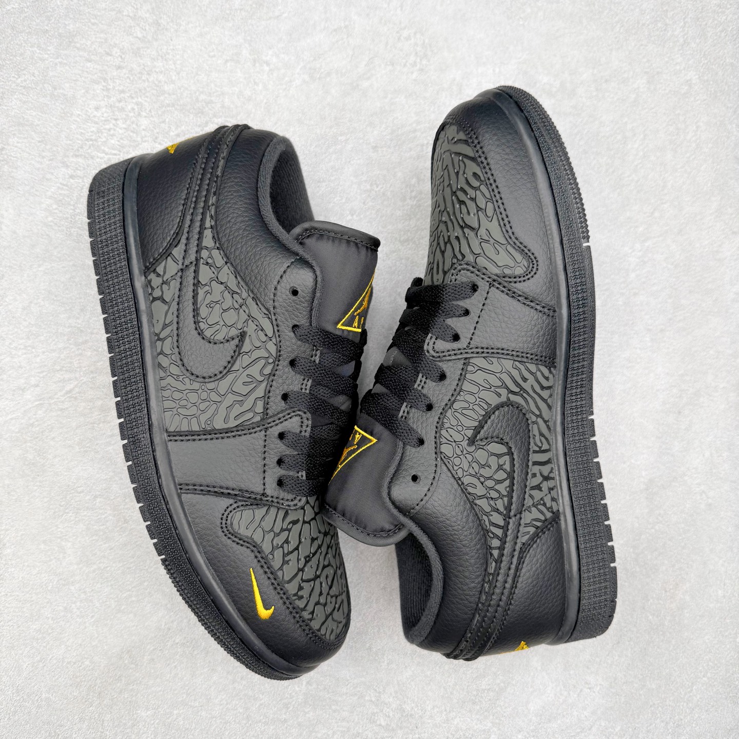 图片[3]-＃K版 Air Jordan AJ1 Low 低帮 IM6568-010 全新流水线出品 DT版本唯一平替选择 市场第二梯队最强版 全部原鞋开发 原楦原纸板开发 全鞋电脑针车 原厂内置全掌气垫 原盒内在原标 唯一Zp原版鞋带绑法 免检产品 全新2022版型 全头层皮料 完美零毛边处理 原厂配置全掌气垫 价格定位良心 几十个配色陆续出货 实拍调校N版已经零色差零失真 百分百还原实物色彩所见即所得 不存在货不对板色差等低级问题 选购参考实物拍摄 不混卖不参货 只用心做好货严格选品 承诺混一赔十 尺码：36 36.5 37.5 38 38.5 39 40 40.5 41 42 42.5 43 44 44.5 45-选品中心
