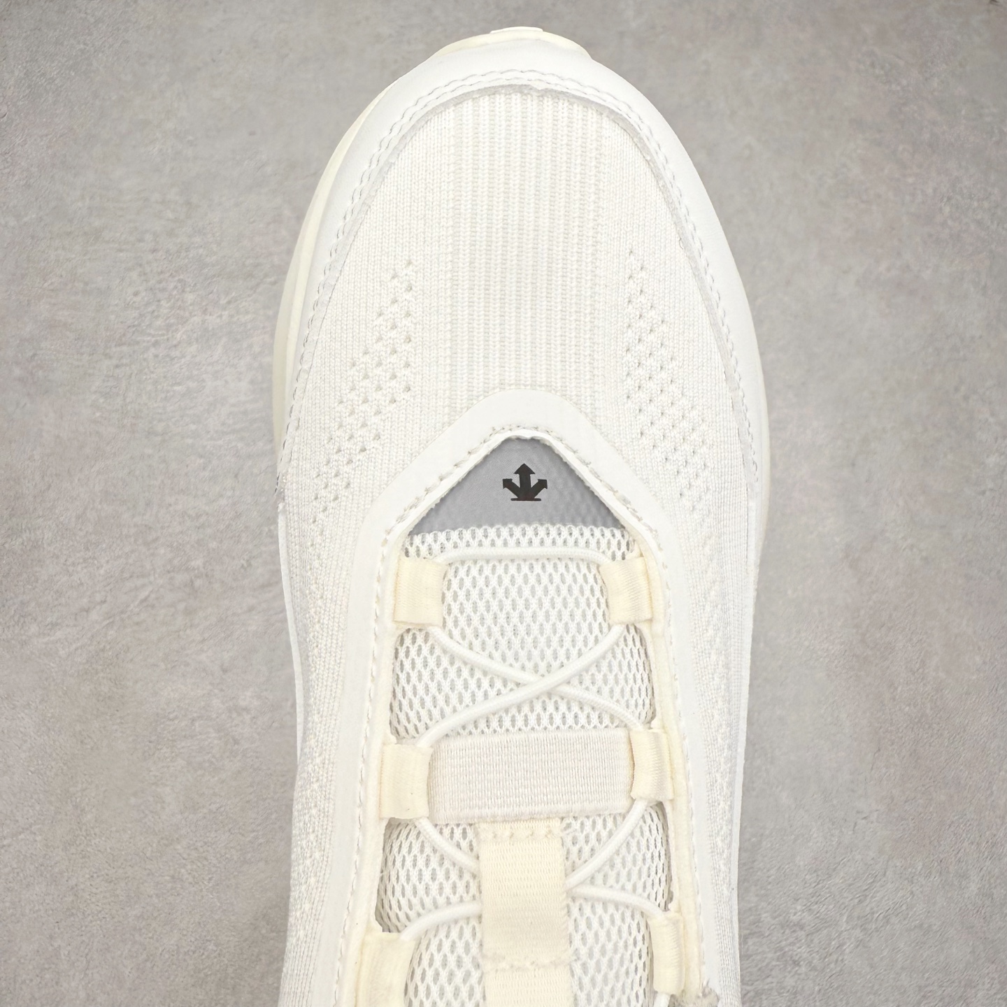 图片[4]-DESCENTE RUNNING 迪桑特系列舒适休闲运动减震透气低帮跑步鞋 DESCENTE（迪桑特）创立于1935年，品牌名取自法语词汇，意为“滑降”。品牌箭头标识代表滑雪的三种技术“高速直线滑行”、“穿越”和“侧滑”，也寓意品牌在打造高端专业运动产品中不断追求完美的创新精神，致力于成为中国高端专业滑雪、综训、女子、铁人三项、高尔夫的第一品牌。实拍调校N版已经零色差零失真 百分百还原实物色彩所见即所得 不存在货不对板色差等低级问题 选购参考实物拍摄 不混卖不参货 只用心做好货严格选品 承诺混一赔十 尺码：36 36.5 37.5 38 38.5 39 40 40.5 41 42 42.5 43 44 44.5 45-选品中心