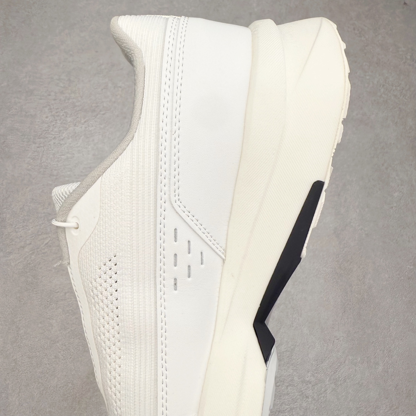 图片[7]-DESCENTE RUNNING 迪桑特系列舒适休闲运动减震透气低帮跑步鞋 DESCENTE（迪桑特）创立于1935年，品牌名取自法语词汇，意为“滑降”。品牌箭头标识代表滑雪的三种技术“高速直线滑行”、“穿越”和“侧滑”，也寓意品牌在打造高端专业运动产品中不断追求完美的创新精神，致力于成为中国高端专业滑雪、综训、女子、铁人三项、高尔夫的第一品牌。实拍调校N版已经零色差零失真 百分百还原实物色彩所见即所得 不存在货不对板色差等低级问题 选购参考实物拍摄 不混卖不参货 只用心做好货严格选品 承诺混一赔十 尺码：36 36.5 37.5 38 38.5 39 40 40.5 41 42 42.5 43 44 44.5 45-选品中心