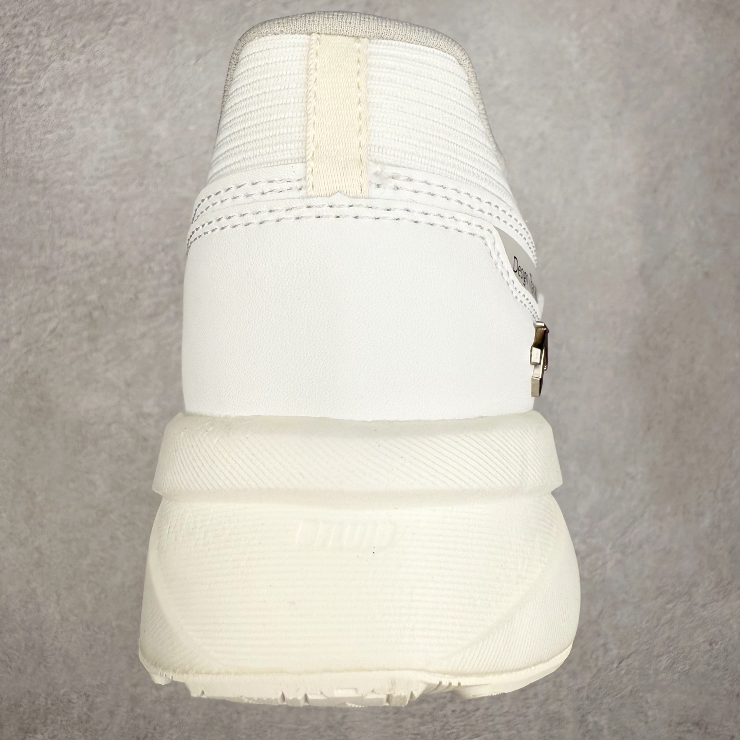 图片[8]-DESCENTE RUNNING 迪桑特系列舒适休闲运动减震透气低帮跑步鞋 DESCENTE（迪桑特）创立于1935年，品牌名取自法语词汇，意为“滑降”。品牌箭头标识代表滑雪的三种技术“高速直线滑行”、“穿越”和“侧滑”，也寓意品牌在打造高端专业运动产品中不断追求完美的创新精神，致力于成为中国高端专业滑雪、综训、女子、铁人三项、高尔夫的第一品牌。实拍调校N版已经零色差零失真 百分百还原实物色彩所见即所得 不存在货不对板色差等低级问题 选购参考实物拍摄 不混卖不参货 只用心做好货严格选品 承诺混一赔十 尺码：36 36.5 37.5 38 38.5 39 40 40.5 41 42 42.5 43 44 44.5 45-选品中心