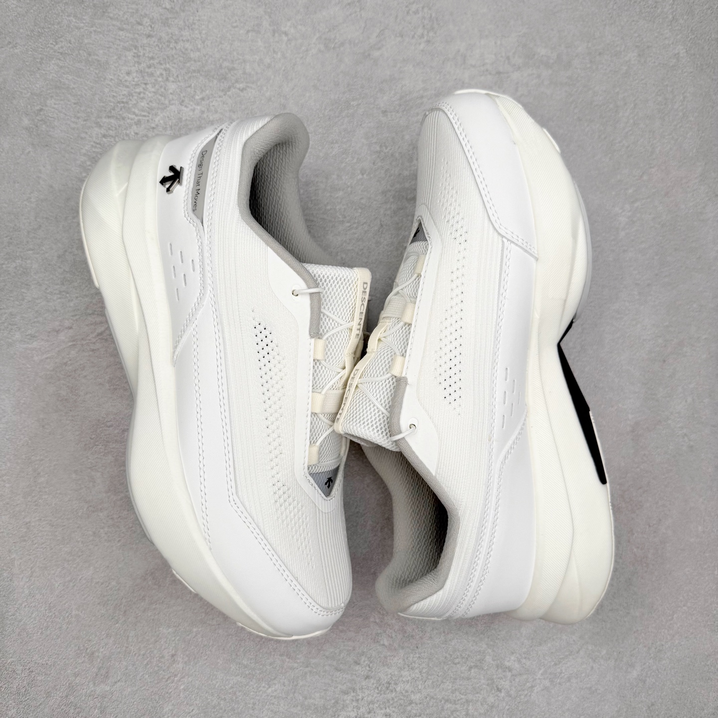 图片[3]-DESCENTE RUNNING 迪桑特系列舒适休闲运动减震透气低帮跑步鞋 DESCENTE（迪桑特）创立于1935年，品牌名取自法语词汇，意为“滑降”。品牌箭头标识代表滑雪的三种技术“高速直线滑行”、“穿越”和“侧滑”，也寓意品牌在打造高端专业运动产品中不断追求完美的创新精神，致力于成为中国高端专业滑雪、综训、女子、铁人三项、高尔夫的第一品牌。实拍调校N版已经零色差零失真 百分百还原实物色彩所见即所得 不存在货不对板色差等低级问题 选购参考实物拍摄 不混卖不参货 只用心做好货严格选品 承诺混一赔十 尺码：36 36.5 37.5 38 38.5 39 40 40.5 41 42 42.5 43 44 44.5 45-选品中心