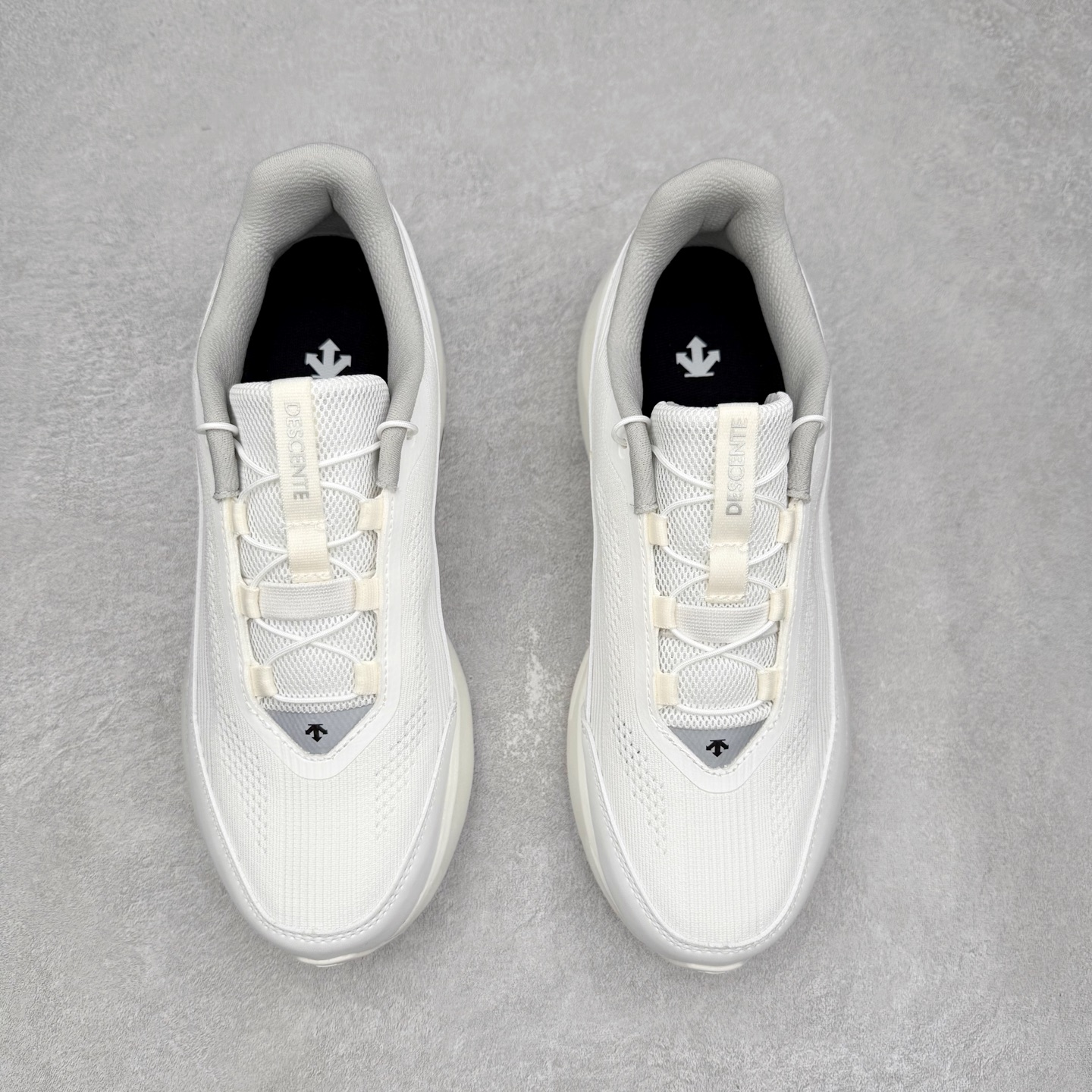 图片[2]-DESCENTE RUNNING 迪桑特系列舒适休闲运动减震透气低帮跑步鞋 DESCENTE（迪桑特）创立于1935年，品牌名取自法语词汇，意为“滑降”。品牌箭头标识代表滑雪的三种技术“高速直线滑行”、“穿越”和“侧滑”，也寓意品牌在打造高端专业运动产品中不断追求完美的创新精神，致力于成为中国高端专业滑雪、综训、女子、铁人三项、高尔夫的第一品牌。实拍调校N版已经零色差零失真 百分百还原实物色彩所见即所得 不存在货不对板色差等低级问题 选购参考实物拍摄 不混卖不参货 只用心做好货严格选品 承诺混一赔十 尺码：36 36.5 37.5 38 38.5 39 40 40.5 41 42 42.5 43 44 44.5 45-选品中心