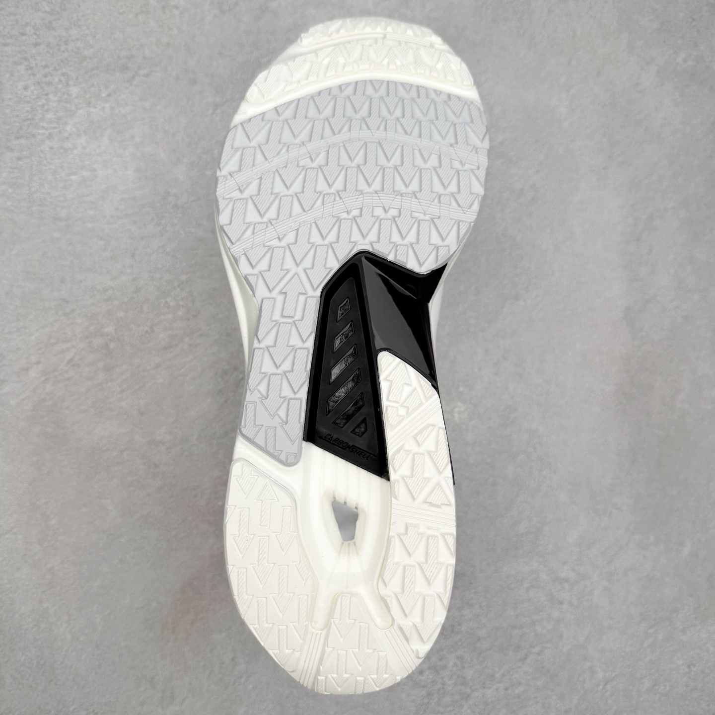 图片[9]-DESCENTE RUNNING 迪桑特系列舒适休闲运动减震透气低帮跑步鞋 DESCENTE（迪桑特）创立于1935年，品牌名取自法语词汇，意为“滑降”。品牌箭头标识代表滑雪的三种技术“高速直线滑行”、“穿越”和“侧滑”，也寓意品牌在打造高端专业运动产品中不断追求完美的创新精神，致力于成为中国高端专业滑雪、综训、女子、铁人三项、高尔夫的第一品牌。实拍调校N版已经零色差零失真 百分百还原实物色彩所见即所得 不存在货不对板色差等低级问题 选购参考实物拍摄 不混卖不参货 只用心做好货严格选品 承诺混一赔十 尺码：36 36.5 37.5 38 38.5 39 40 40.5 41 42 42.5 43 44 44.5 45-选品中心