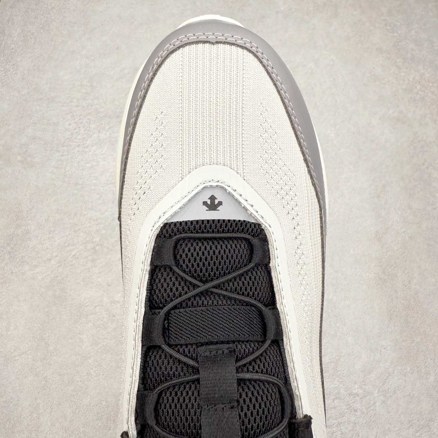 图片[4]-DESCENTE RUNNING 迪桑特系列舒适休闲运动减震透气低帮跑步鞋 DESCENTE（迪桑特）创立于1935年，品牌名取自法语词汇，意为“滑降”。品牌箭头标识代表滑雪的三种技术“高速直线滑行”、“穿越”和“侧滑”，也寓意品牌在打造高端专业运动产品中不断追求完美的创新精神，致力于成为中国高端专业滑雪、综训、女子、铁人三项、高尔夫的第一品牌。实拍调校N版已经零色差零失真 百分百还原实物色彩所见即所得 不存在货不对板色差等低级问题 选购参考实物拍摄 不混卖不参货 只用心做好货严格选品 承诺混一赔十 尺码：36 36.5 37.5 38 38.5 39 40 40.5 41 42 42.5 43 44 44.5 45-选品中心