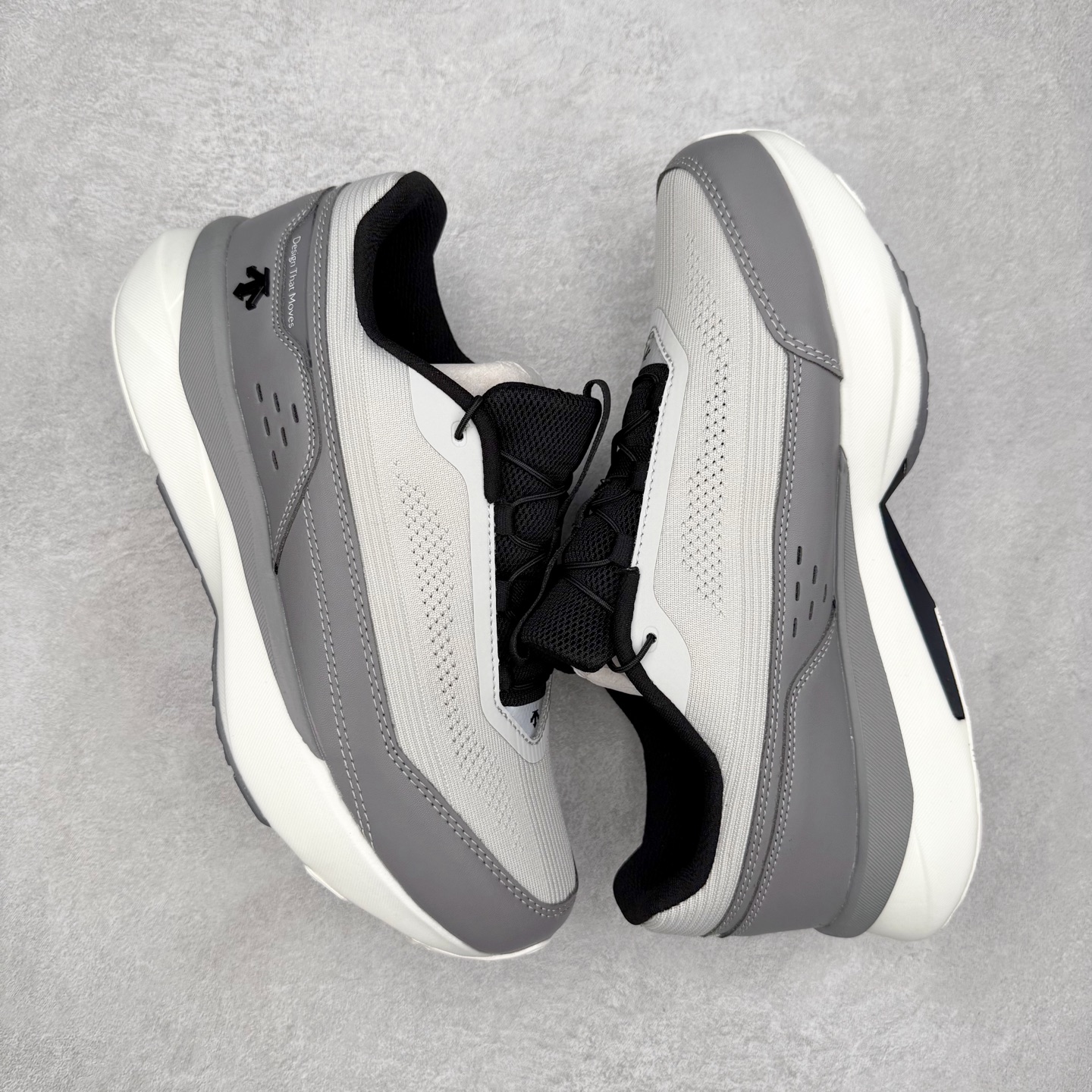 图片[3]-DESCENTE RUNNING 迪桑特系列舒适休闲运动减震透气低帮跑步鞋 DESCENTE（迪桑特）创立于1935年，品牌名取自法语词汇，意为“滑降”。品牌箭头标识代表滑雪的三种技术“高速直线滑行”、“穿越”和“侧滑”，也寓意品牌在打造高端专业运动产品中不断追求完美的创新精神，致力于成为中国高端专业滑雪、综训、女子、铁人三项、高尔夫的第一品牌。实拍调校N版已经零色差零失真 百分百还原实物色彩所见即所得 不存在货不对板色差等低级问题 选购参考实物拍摄 不混卖不参货 只用心做好货严格选品 承诺混一赔十 尺码：36 36.5 37.5 38 38.5 39 40 40.5 41 42 42.5 43 44 44.5 45-选品中心