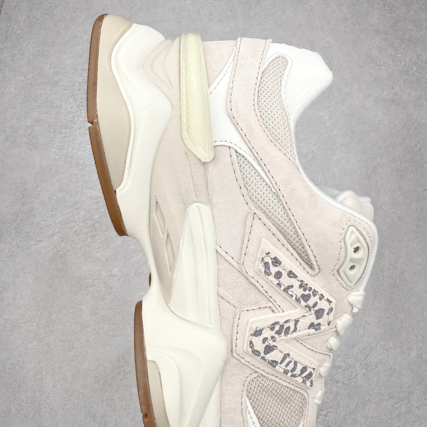 图片[6]-New Balance NB9060 复古运动鞋 新百伦又带来了新鞋型 并且是与芝加哥街头品牌 Joe Freshgoods 的联名款 鞋身主体采用了类似 990 系列的设计风格 与传统复古慢跑鞋区别不大 最大的变化就是鞋底部分 在传统设计的中底外层 增加了多个分区的模块 圆润的线条设计与我们熟悉的 New Balance 风格截然不同 但与同样充满弧形线条的鞋面搭配 看起来毫无违和感 尺码：36-45-选品中心